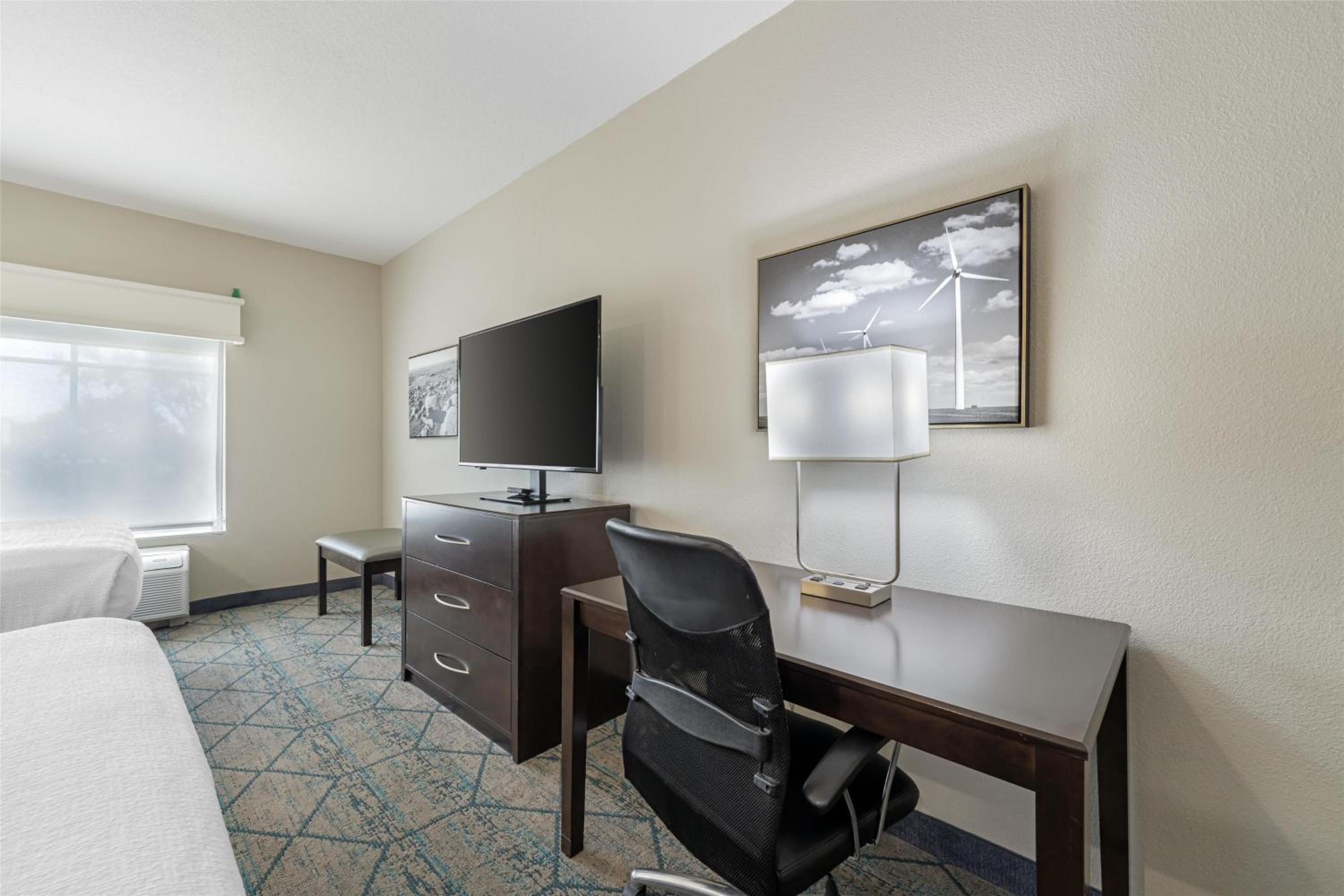 Queen Suite with Two Queen Beds and Sofa Bed - Photo 2