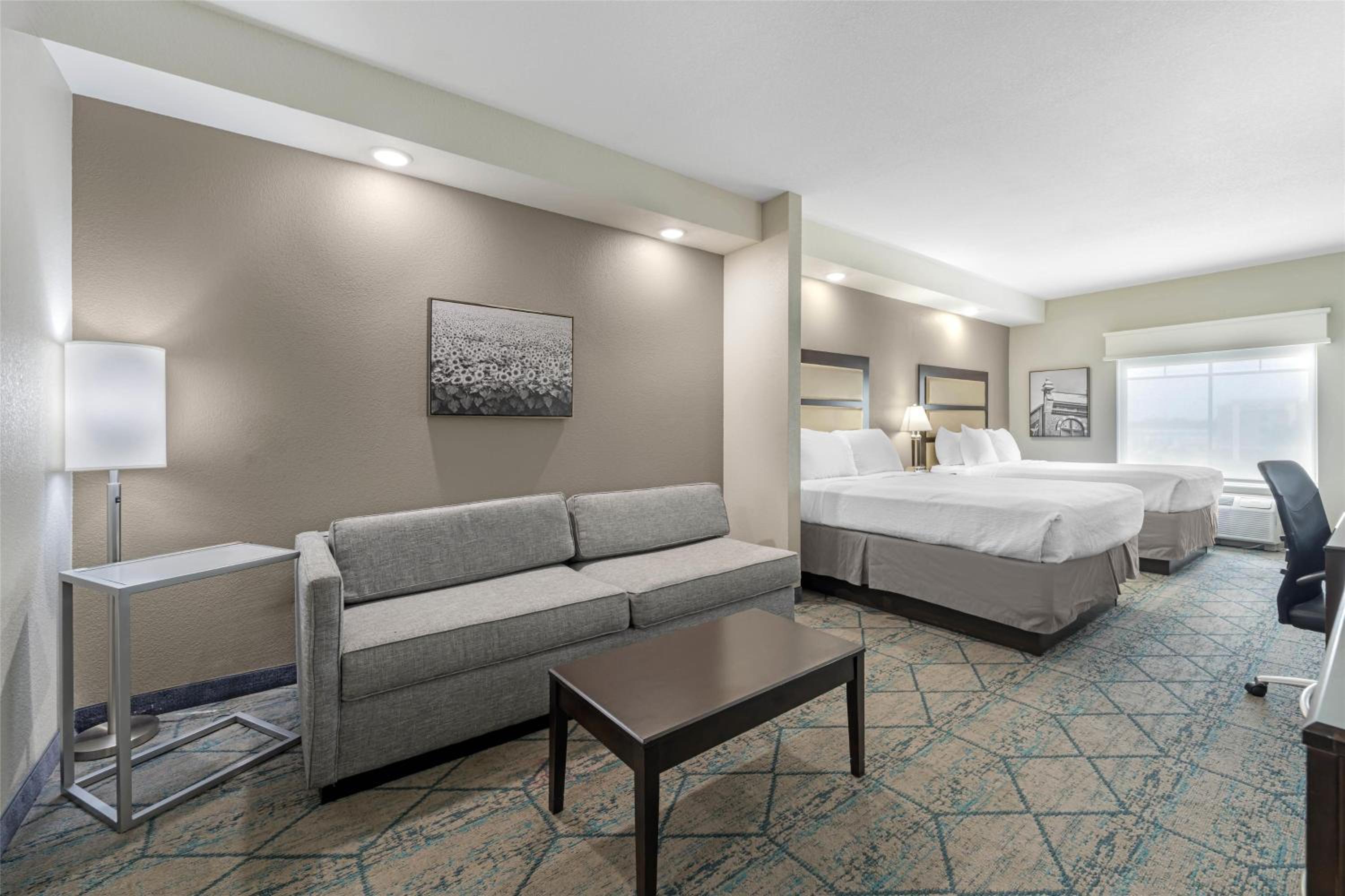 Queen Suite with Two Queen Beds and Sofa Bed - Photo 3