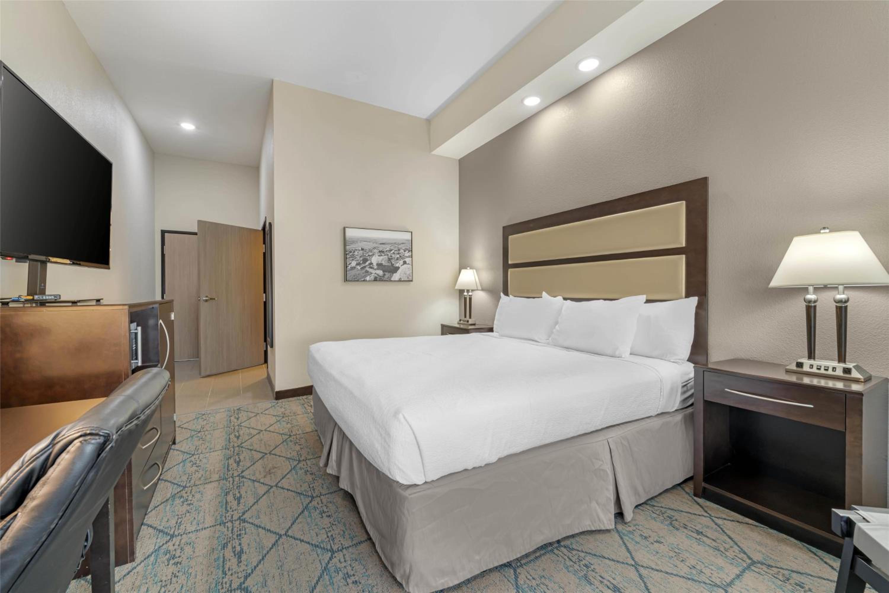 King Room with Walk-In Shower - Disability Access/Non-Smoking - Photo 1