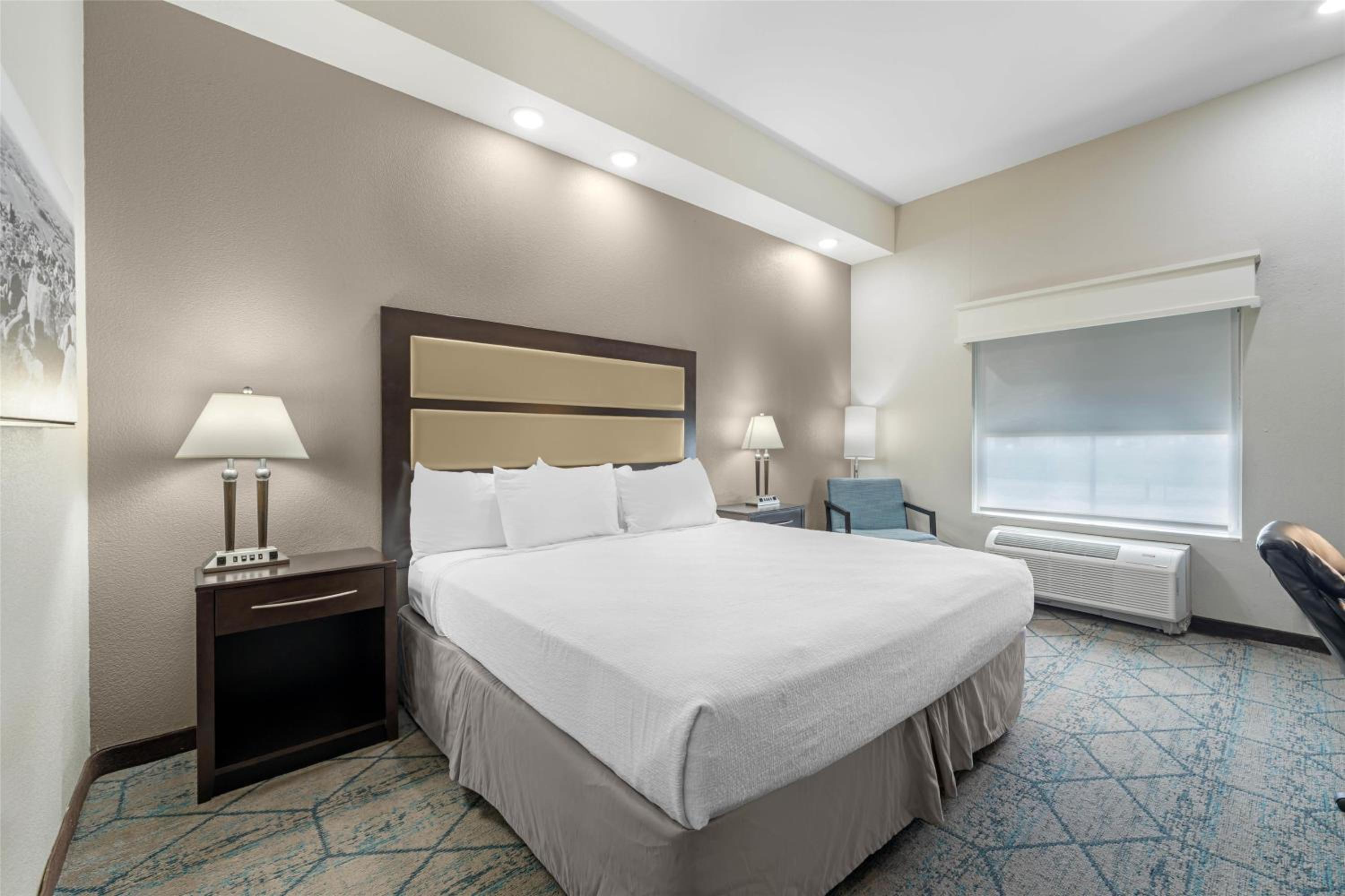 King Room with Walk-In Shower - Disability Access/Non-Smoking - Photo 2