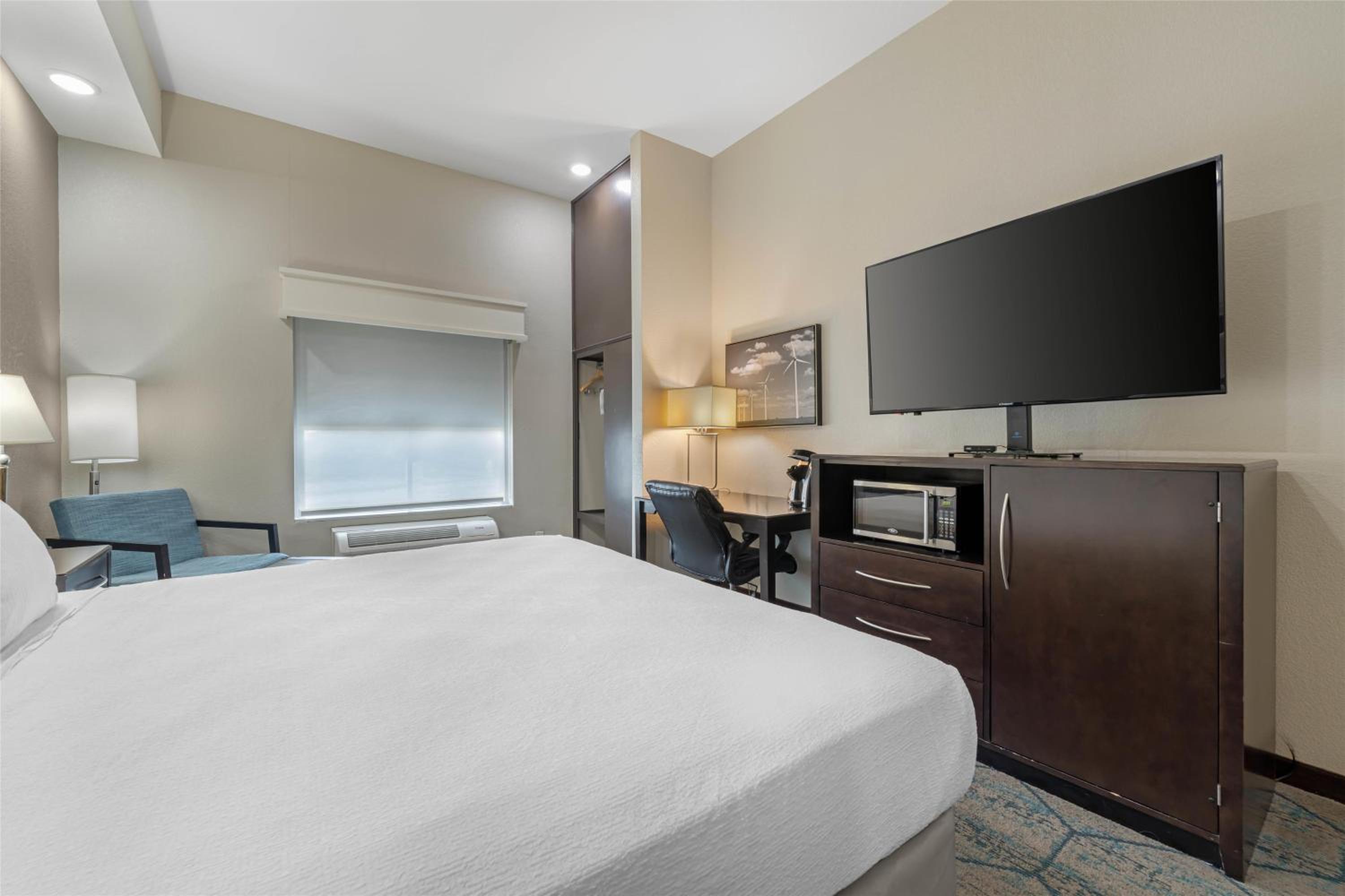 King Room with Walk-In Shower - Disability Access/Non-Smoking - Photo 3
