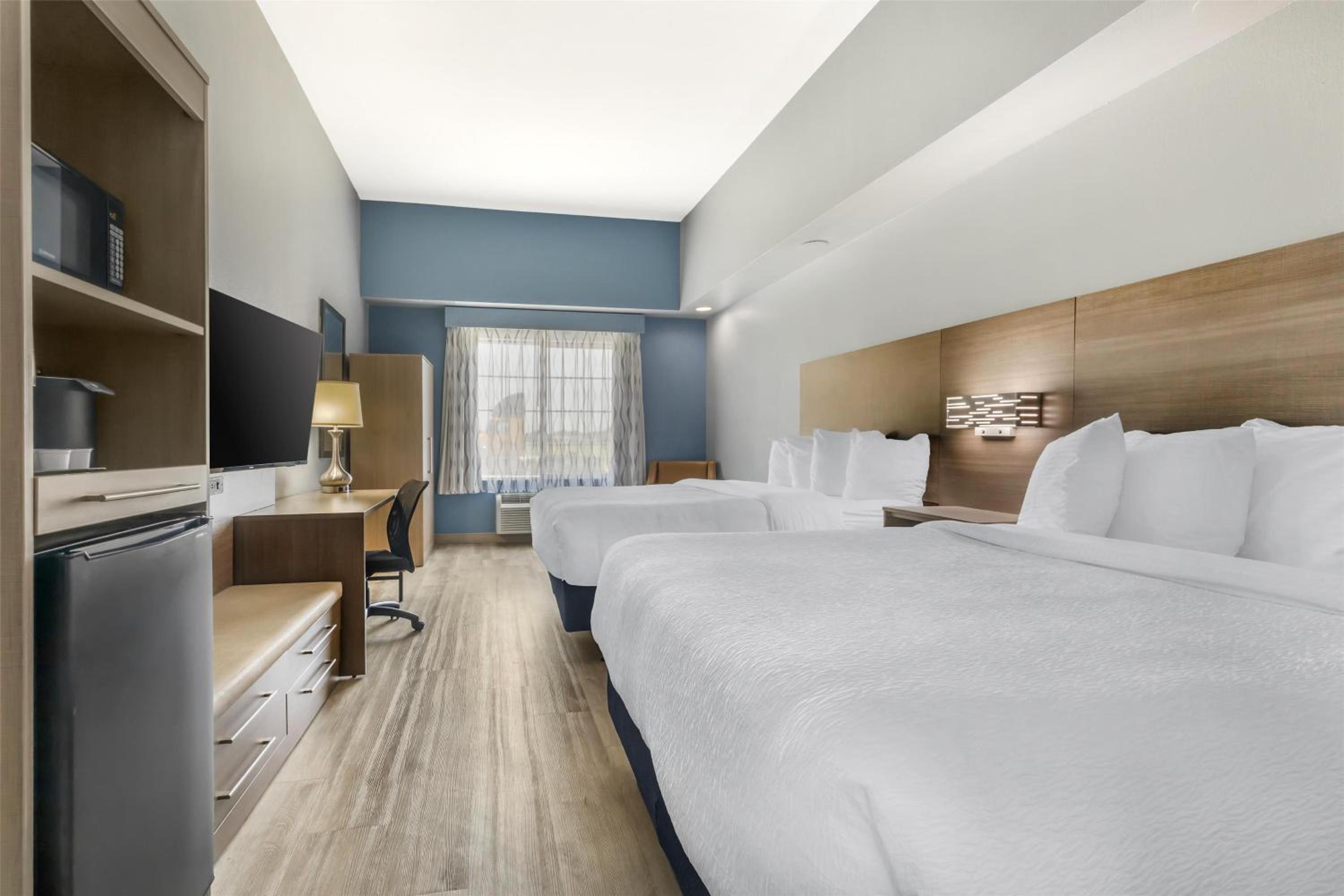 Queen Room with Two Queen Beds and Roll-In Shower - Mobility Access/Non-Smoking photo 3