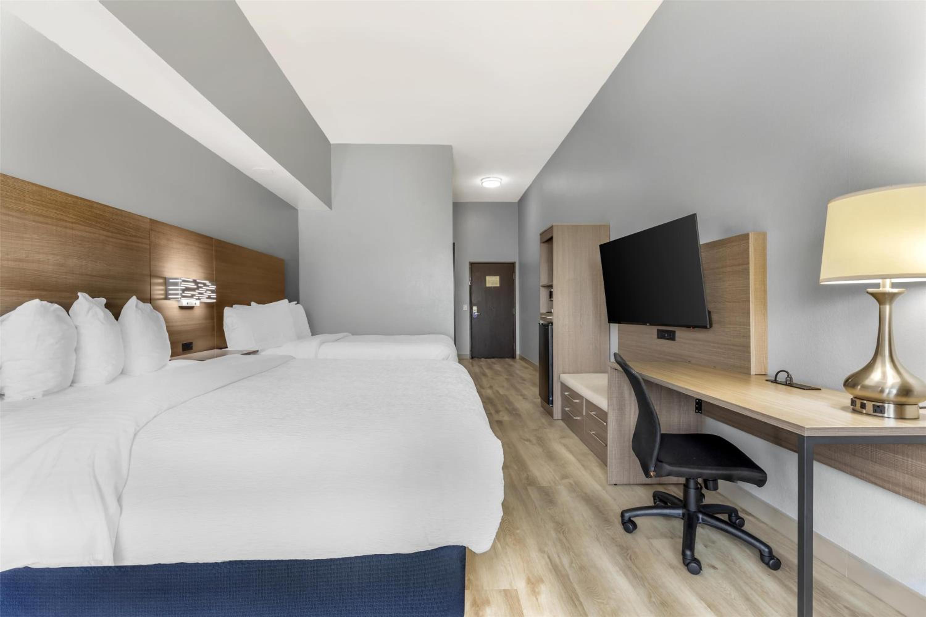 Queen Room with Two Queen Beds and Roll-In Shower - Mobility Access/Non-Smoking