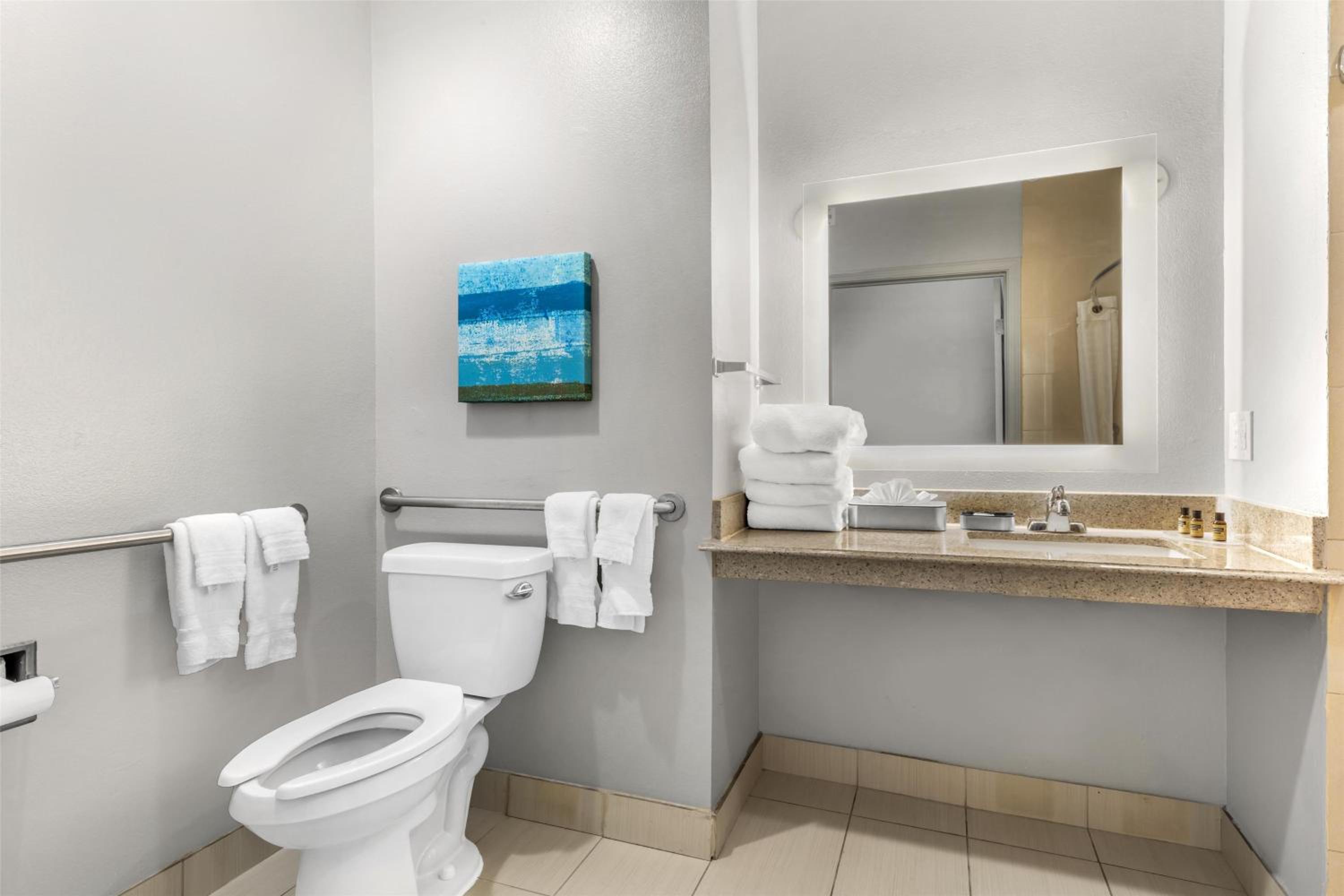 Queen Room with Two Queen Beds and Roll-In Shower - Mobility Access/Non-Smoking photo 1