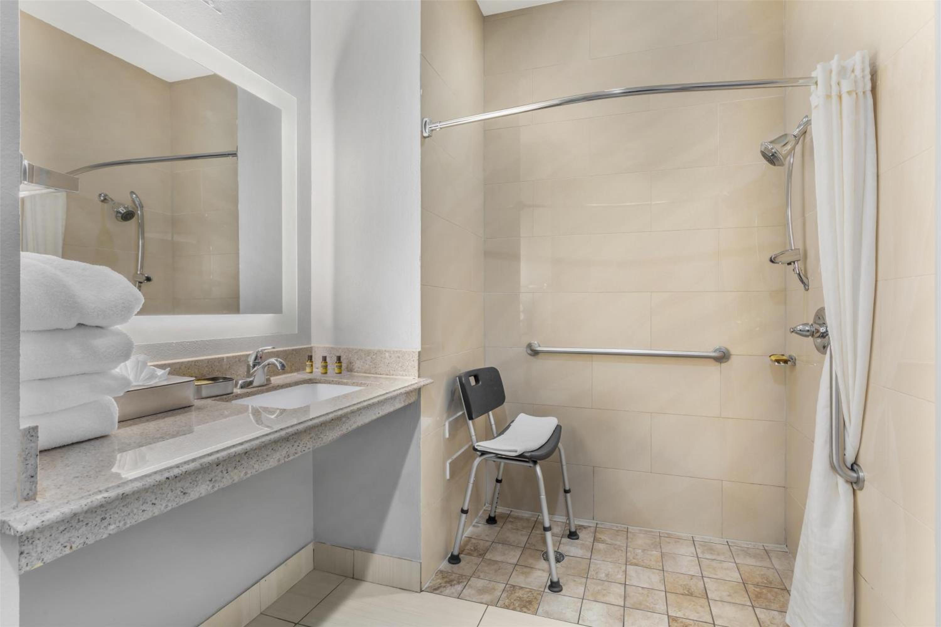 Queen Room with Two Queen Beds and Roll-In Shower - Mobility Access/Non-Smoking photo 2