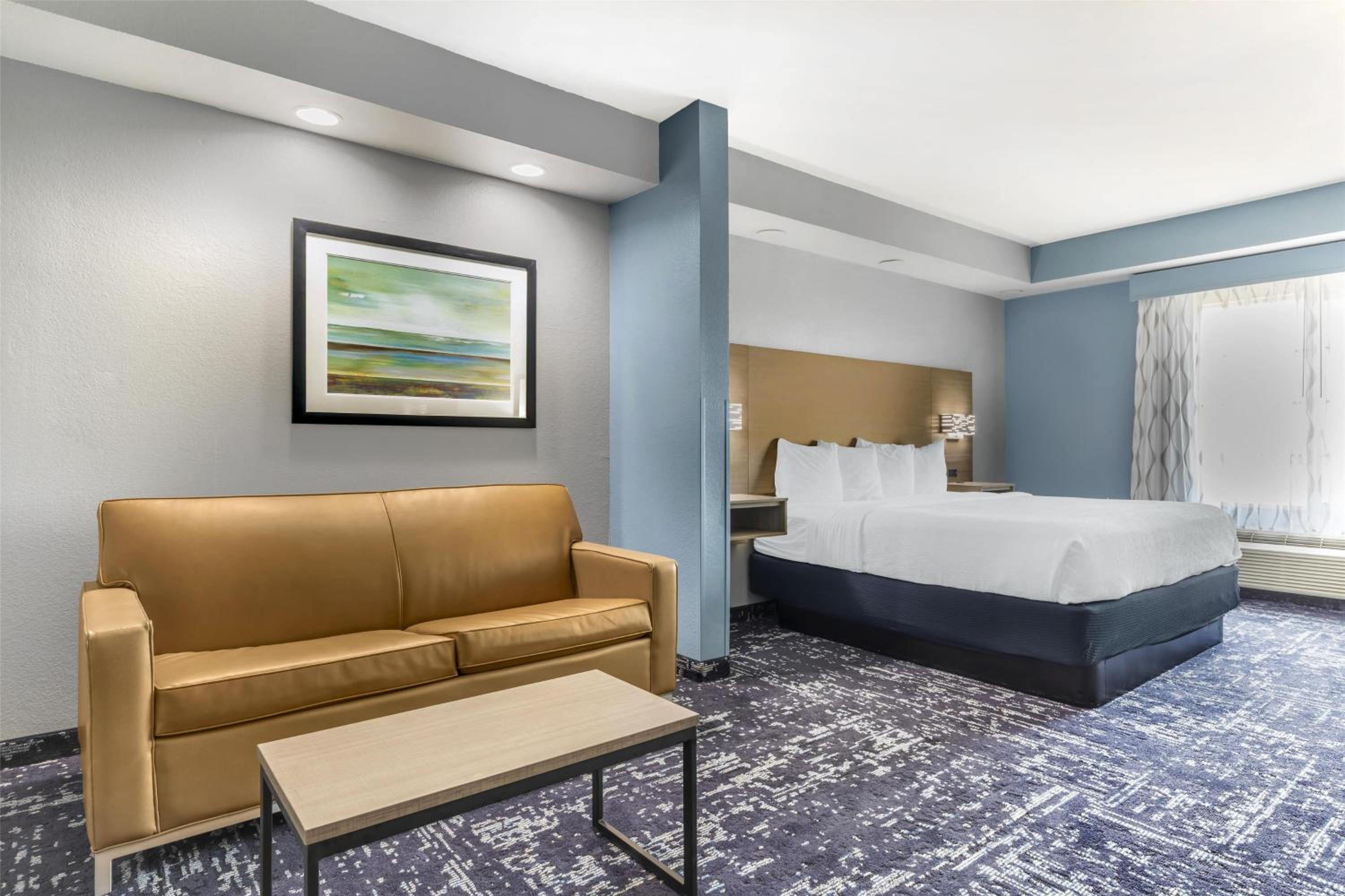 King Suite with Bath Tub and Sofa Bed - Disability Access/Non-Smoking photo 1