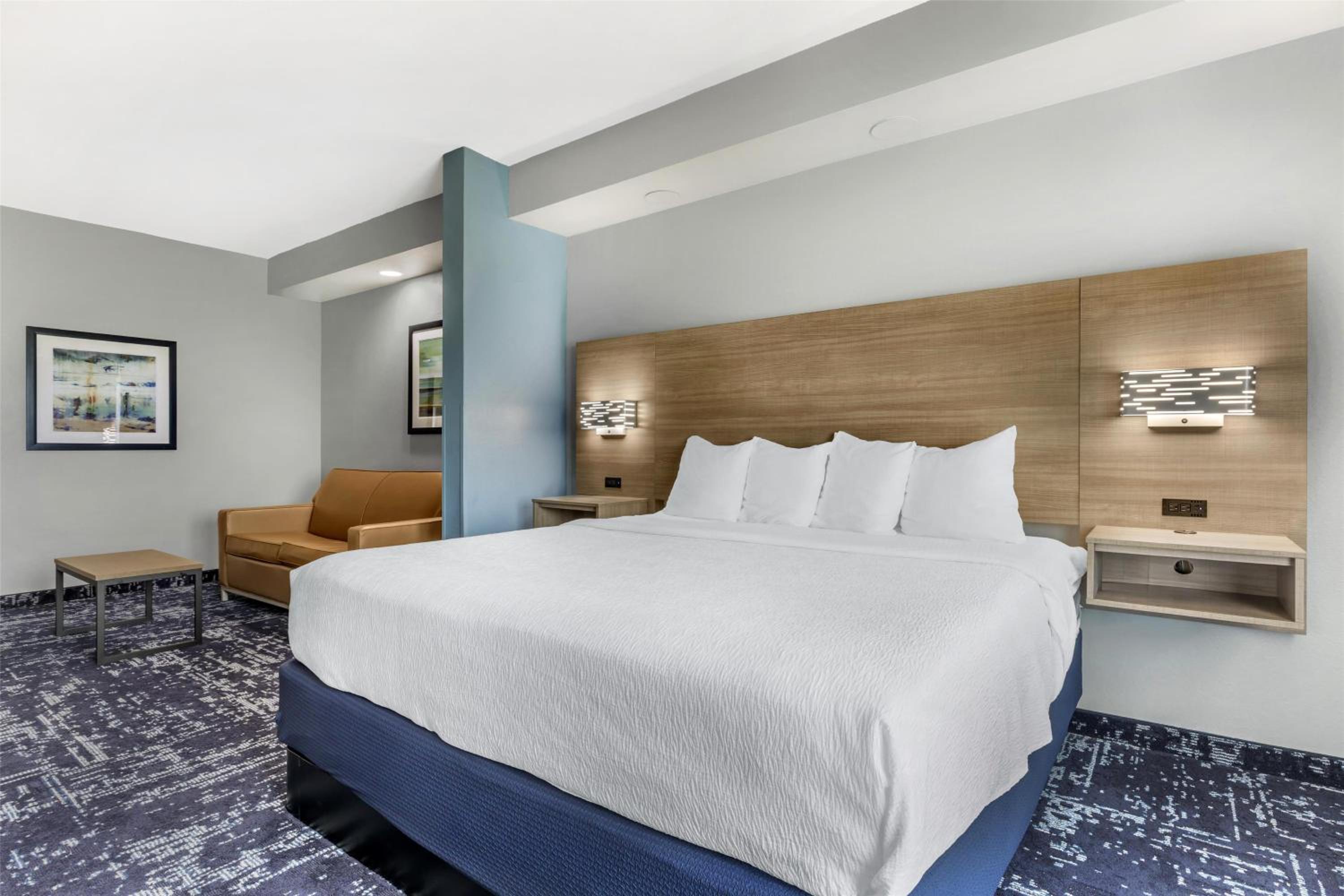 King Suite with Bath Tub and Sofa Bed - Disability Access/Non-Smoking photo 2