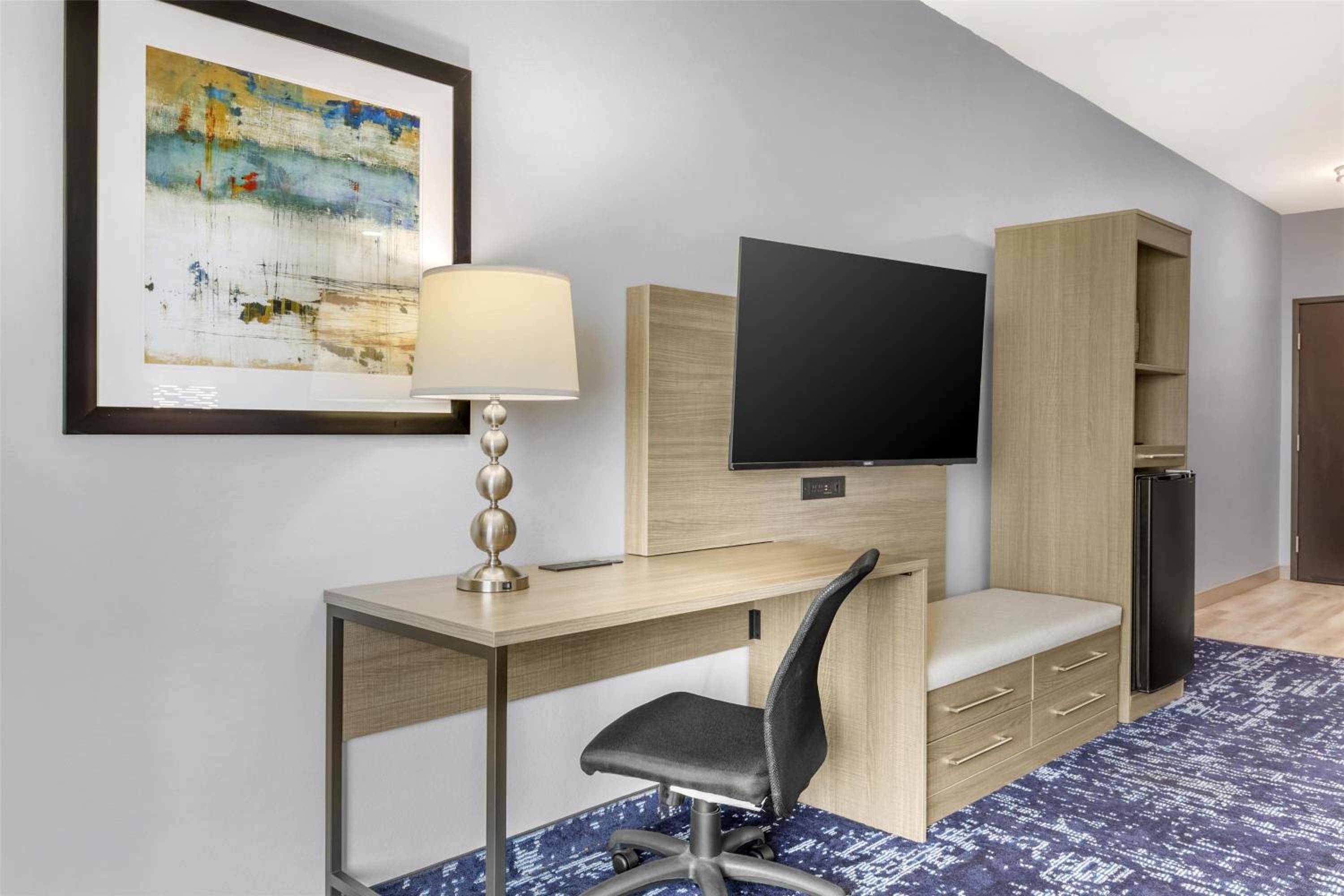 King Suite with Bath Tub and Sofa Bed - Disability Access/Non-Smoking photo 3