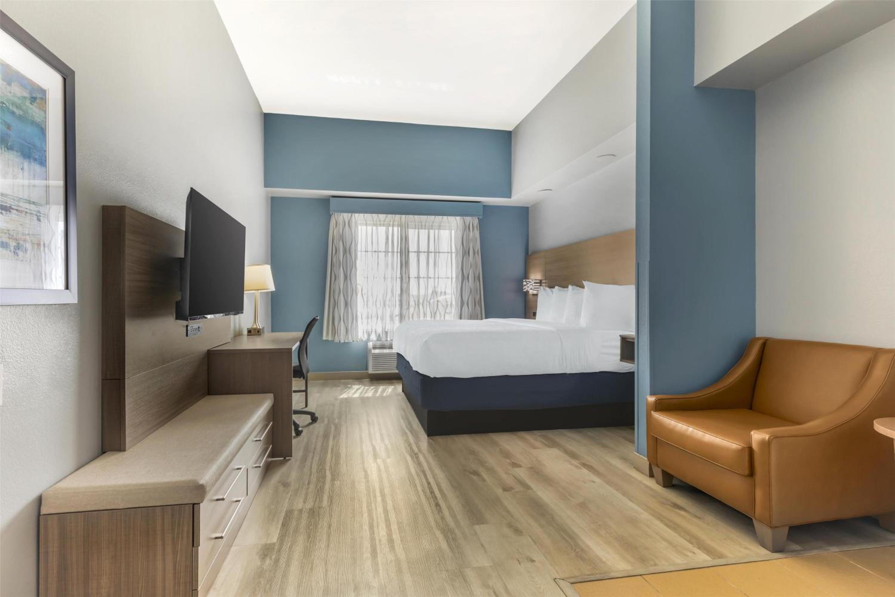 King Room with Mobility Accessible Whirlpool photo 1