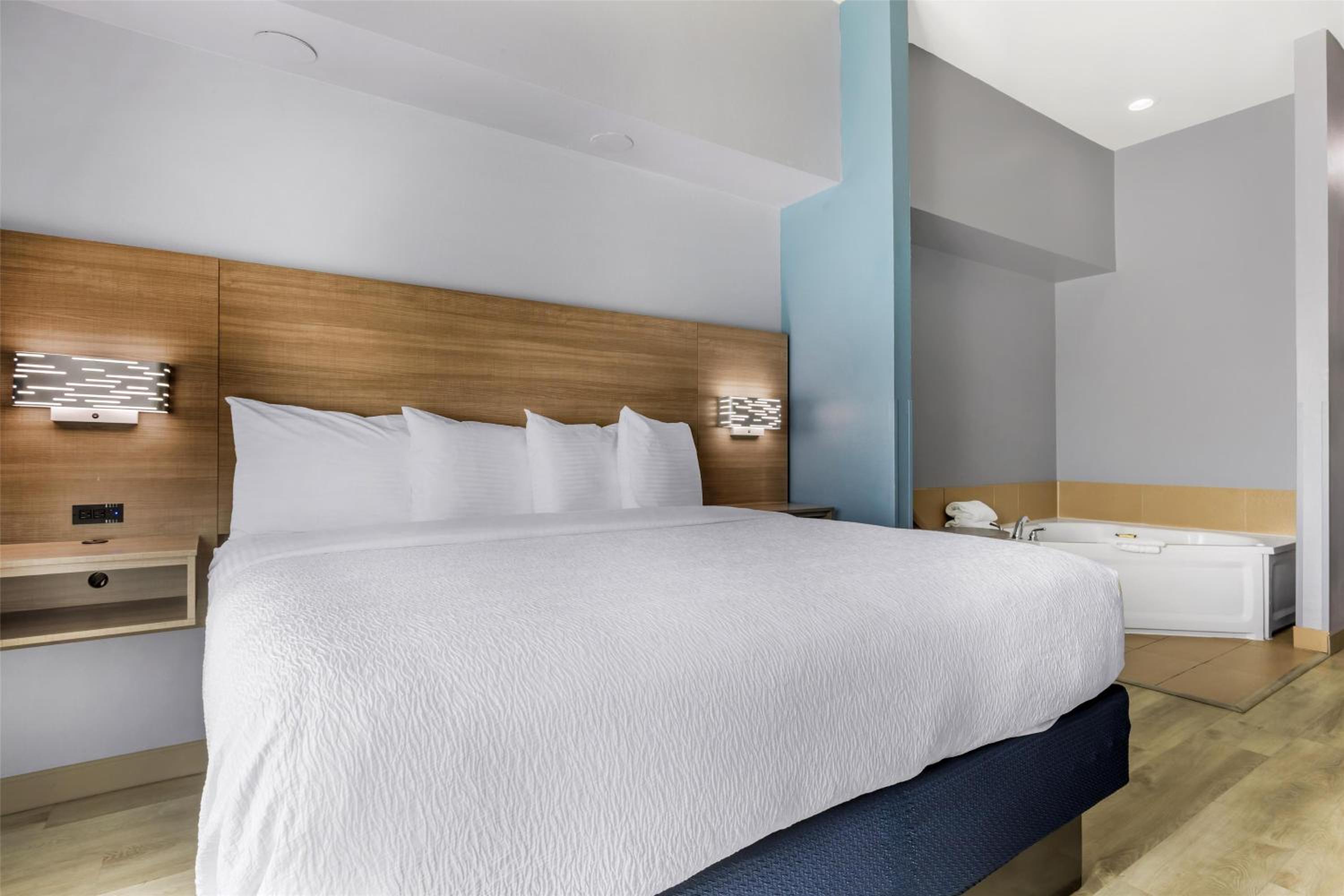King Room with Mobility Accessible Whirlpool photo 3
