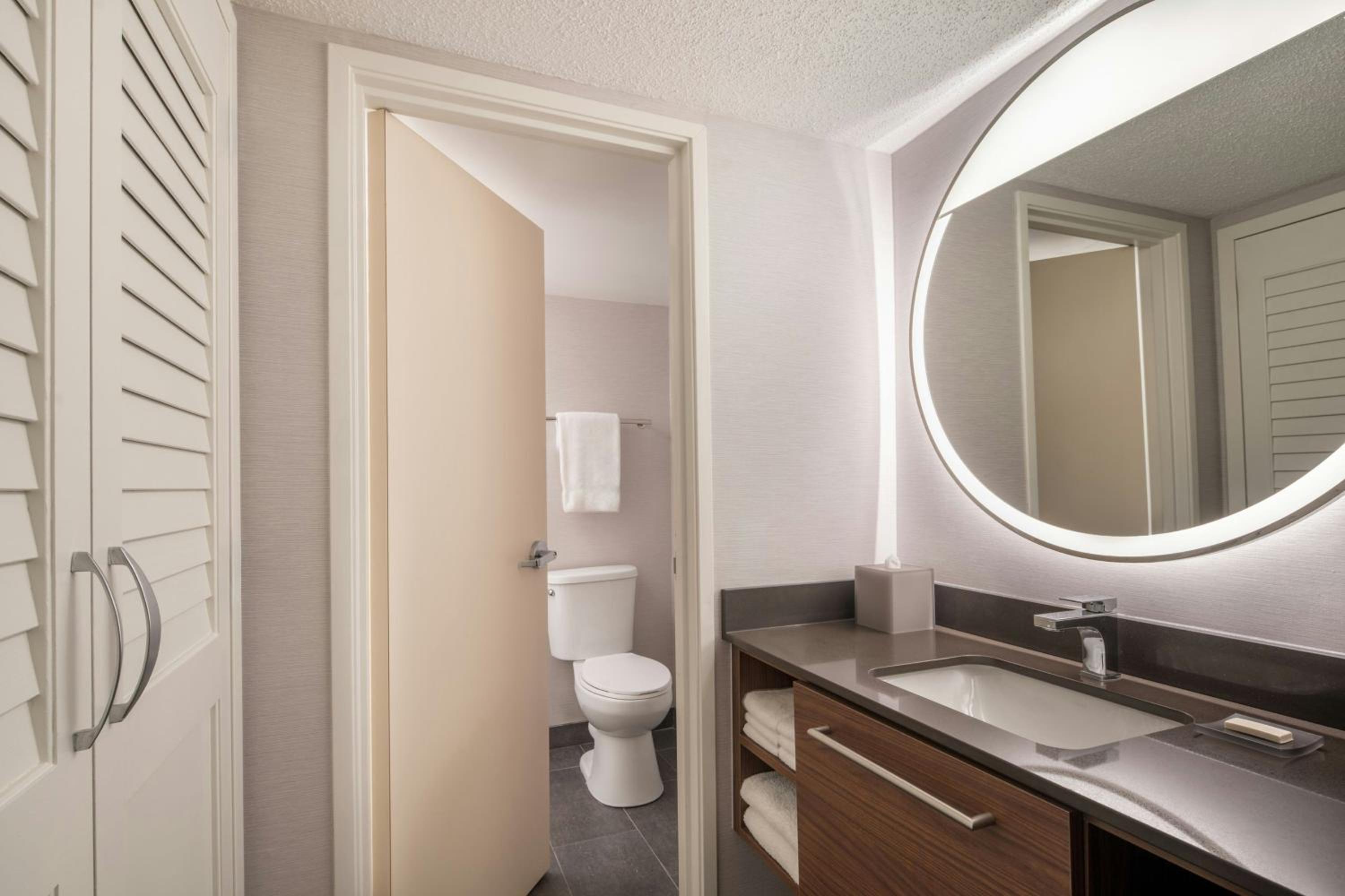 Deluxe Queen Room with Two Queen Beds and Adapted Tub - Mobility and Hearing Accessible - Photo 2