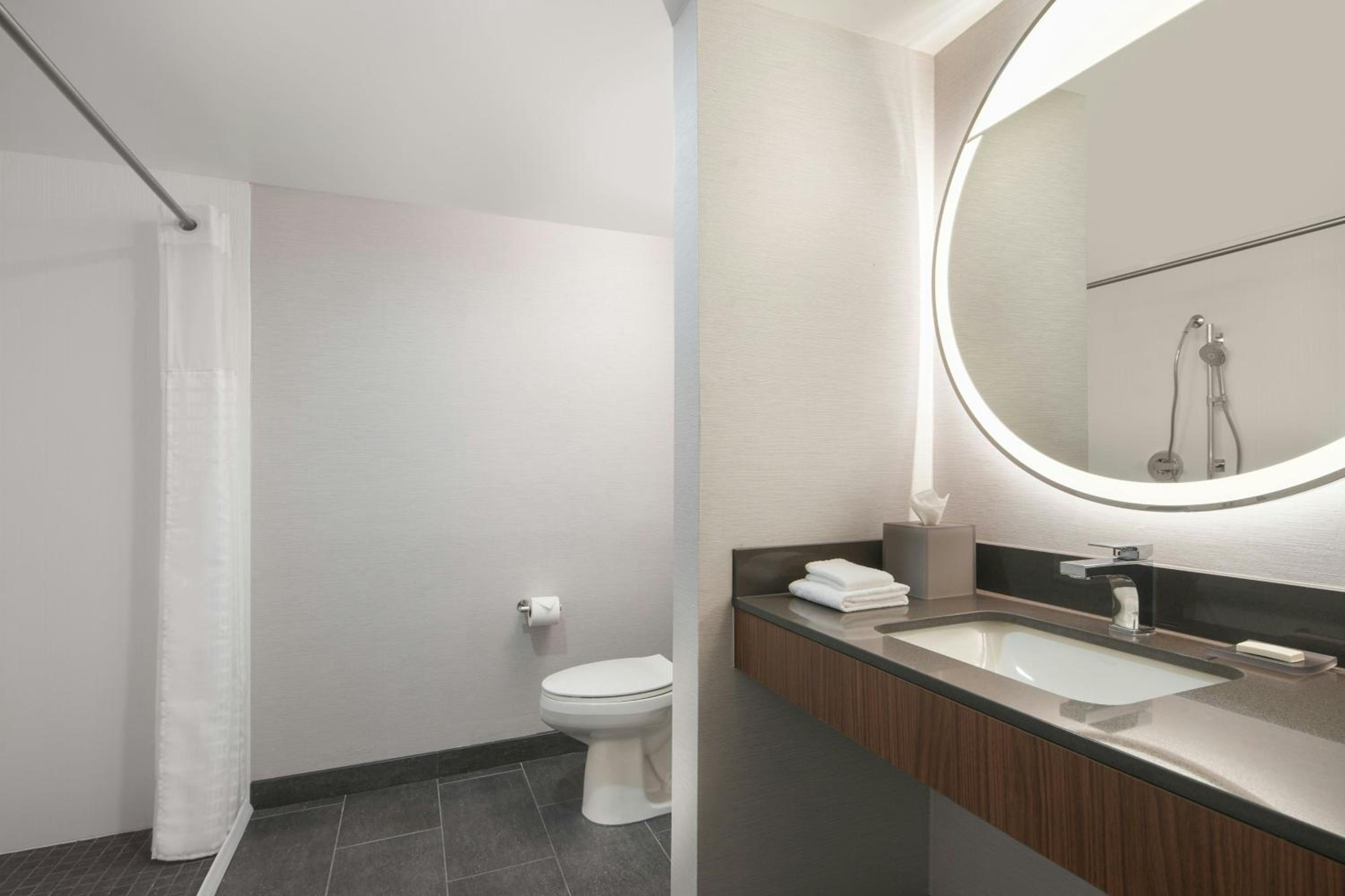 Deluxe Queen Room with Two Queen Beds and Adapted Tub - Mobility and Hearing Accessible - Photo 3