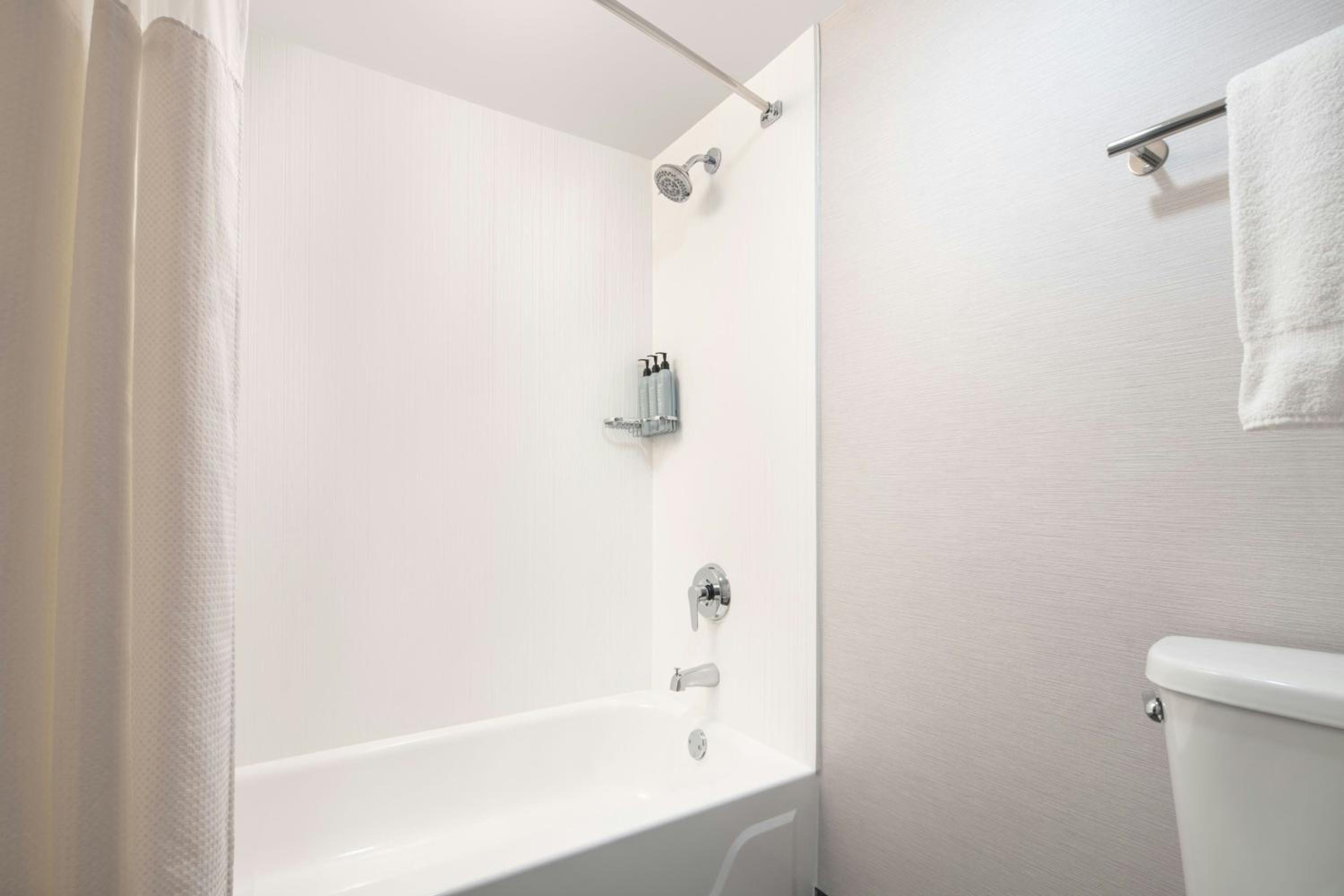 Deluxe Queen Room with Two Queen Beds and Adapted Tub - Mobility and Hearing Accessible - Photo 4