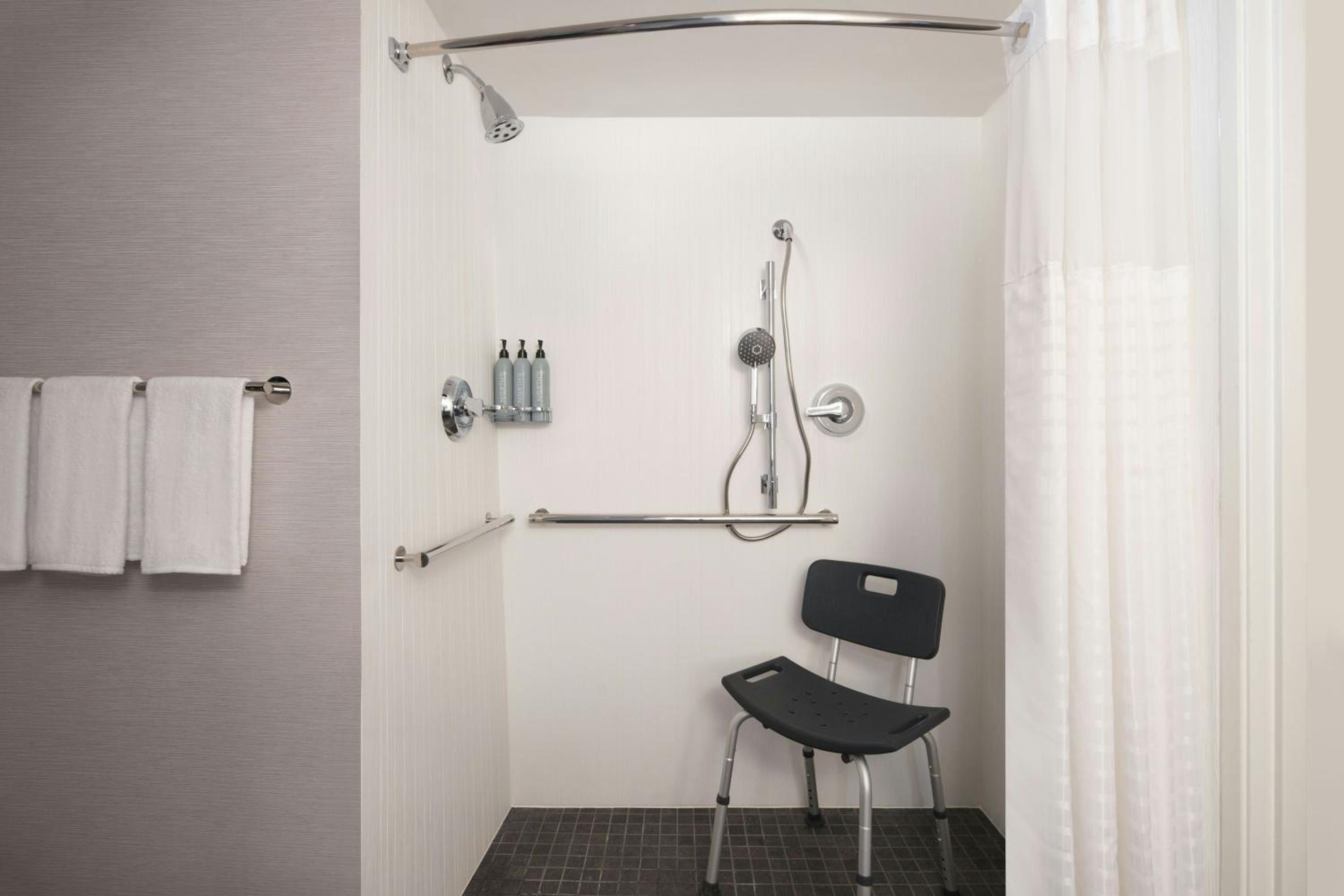 Deluxe Queen Room with Two Queen Beds and Adapted Tub - Mobility and Hearing Accessible - Photo 5