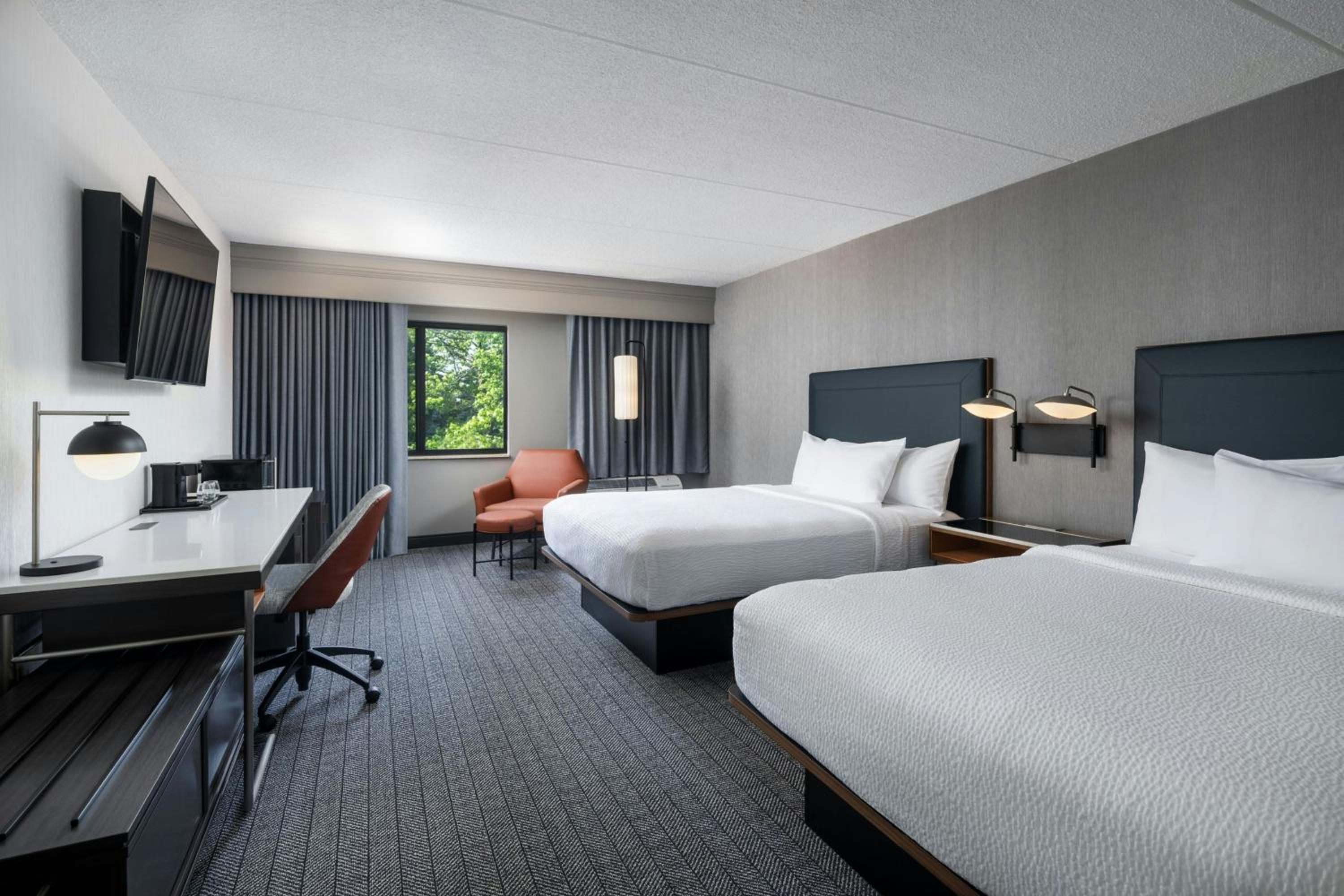 Deluxe Queen Room with Two Queen Beds and Adapted Tub - Mobility and Hearing Accessible - Photo 1