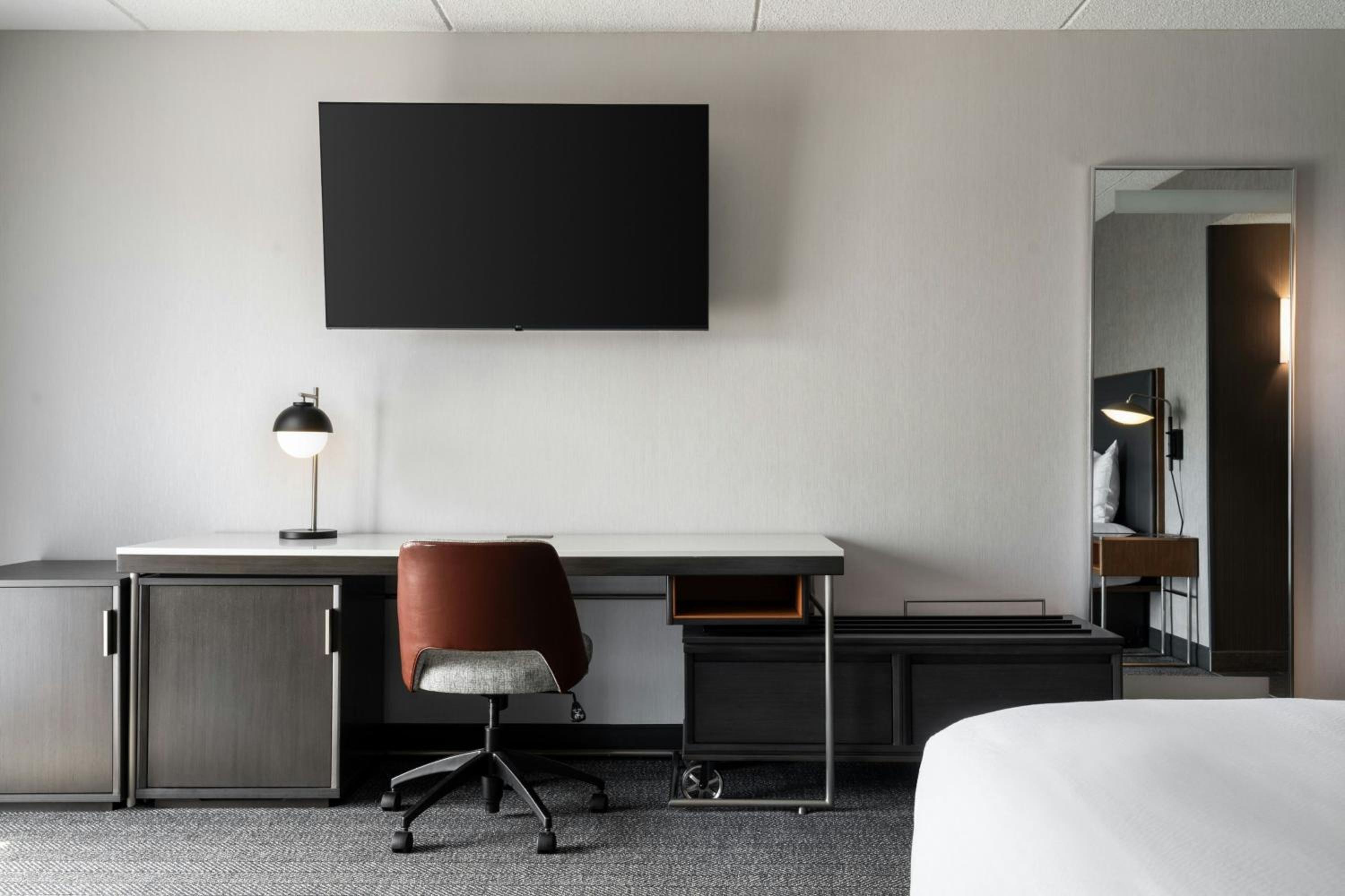 King Room with Sofa Bed - Hearing Accessible - Photo 3