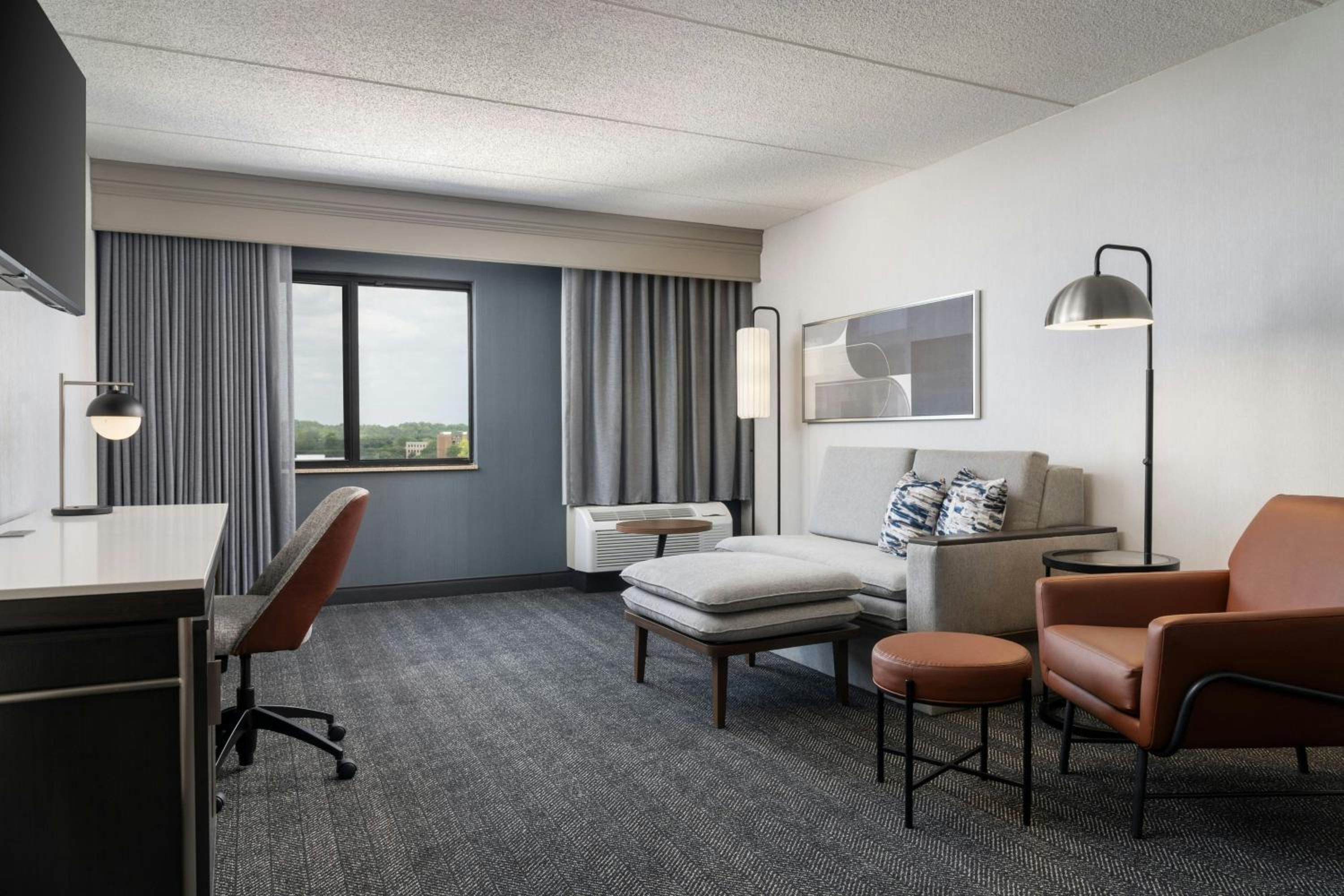 King Room with Sofa Bed - Hearing Accessible - Photo 4