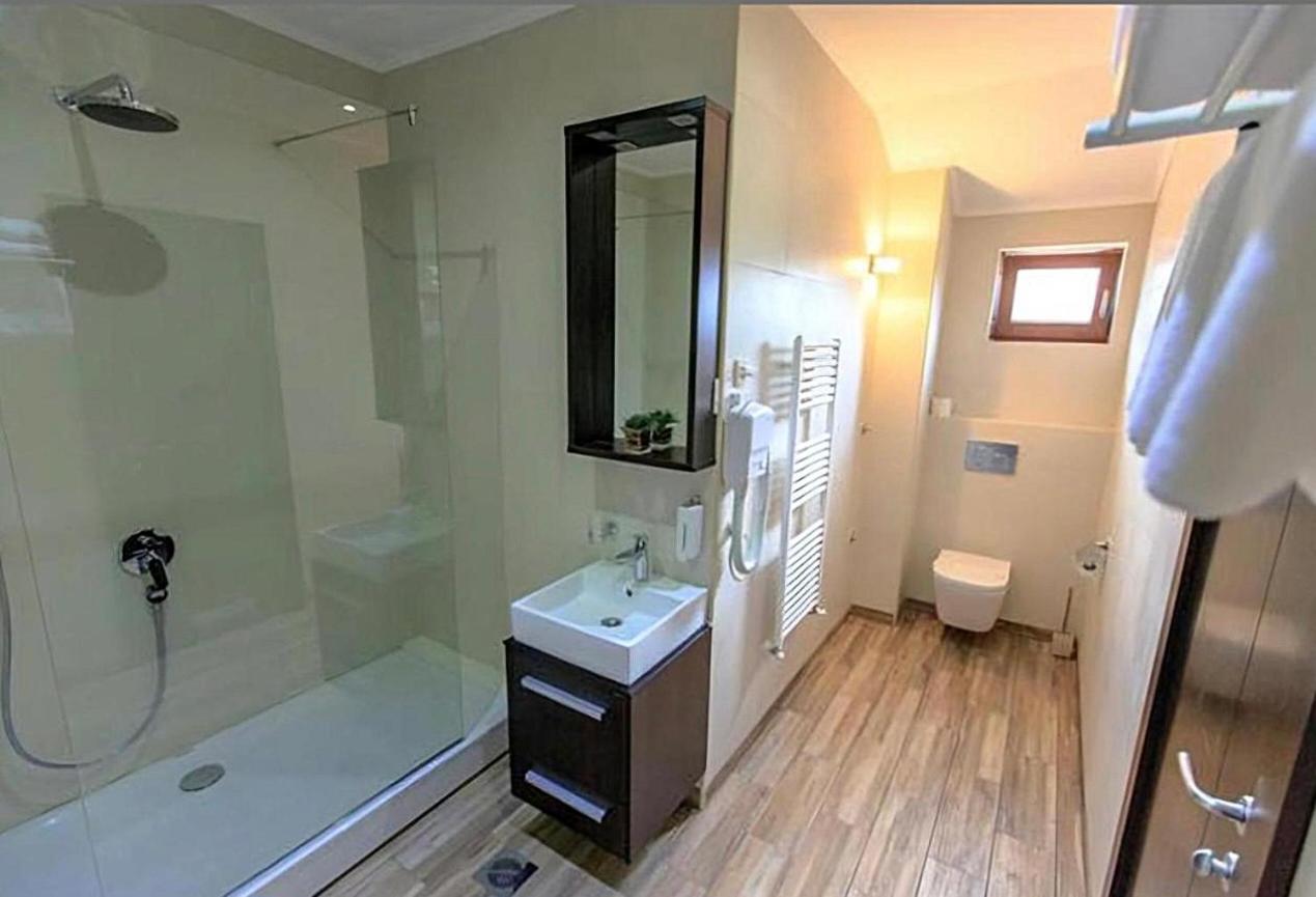One-Bedroom Premier Apartment photo 2