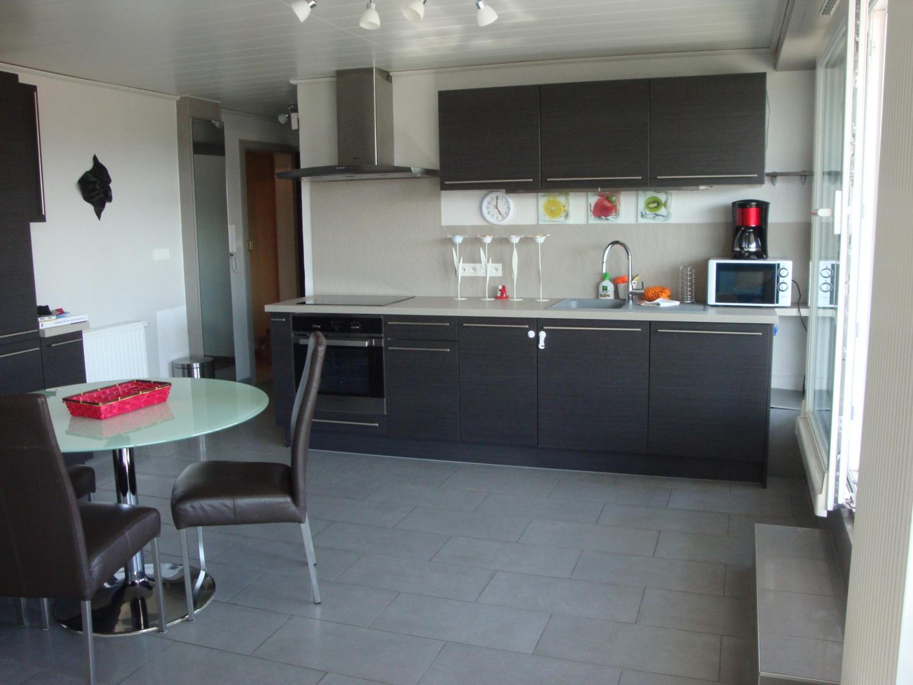 Apartment with Mountain View - Photo 3