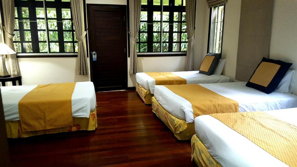 Quadruple Room with Private Bathroom photo 2