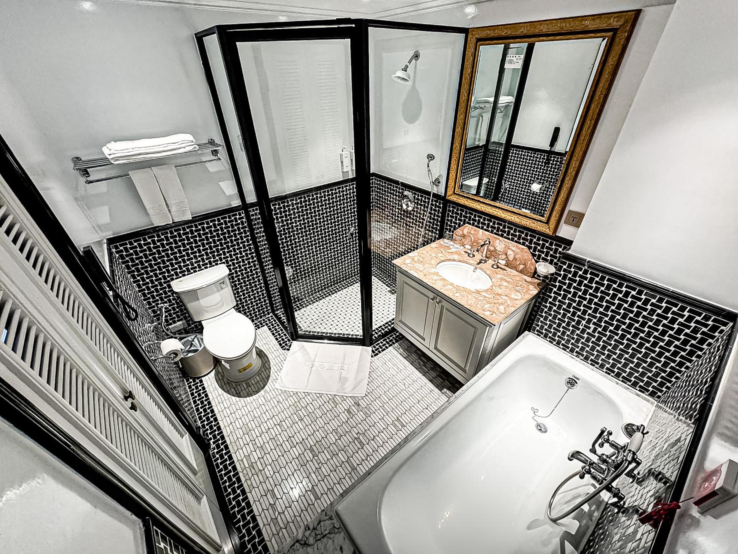 Large Double Room - Photo 1