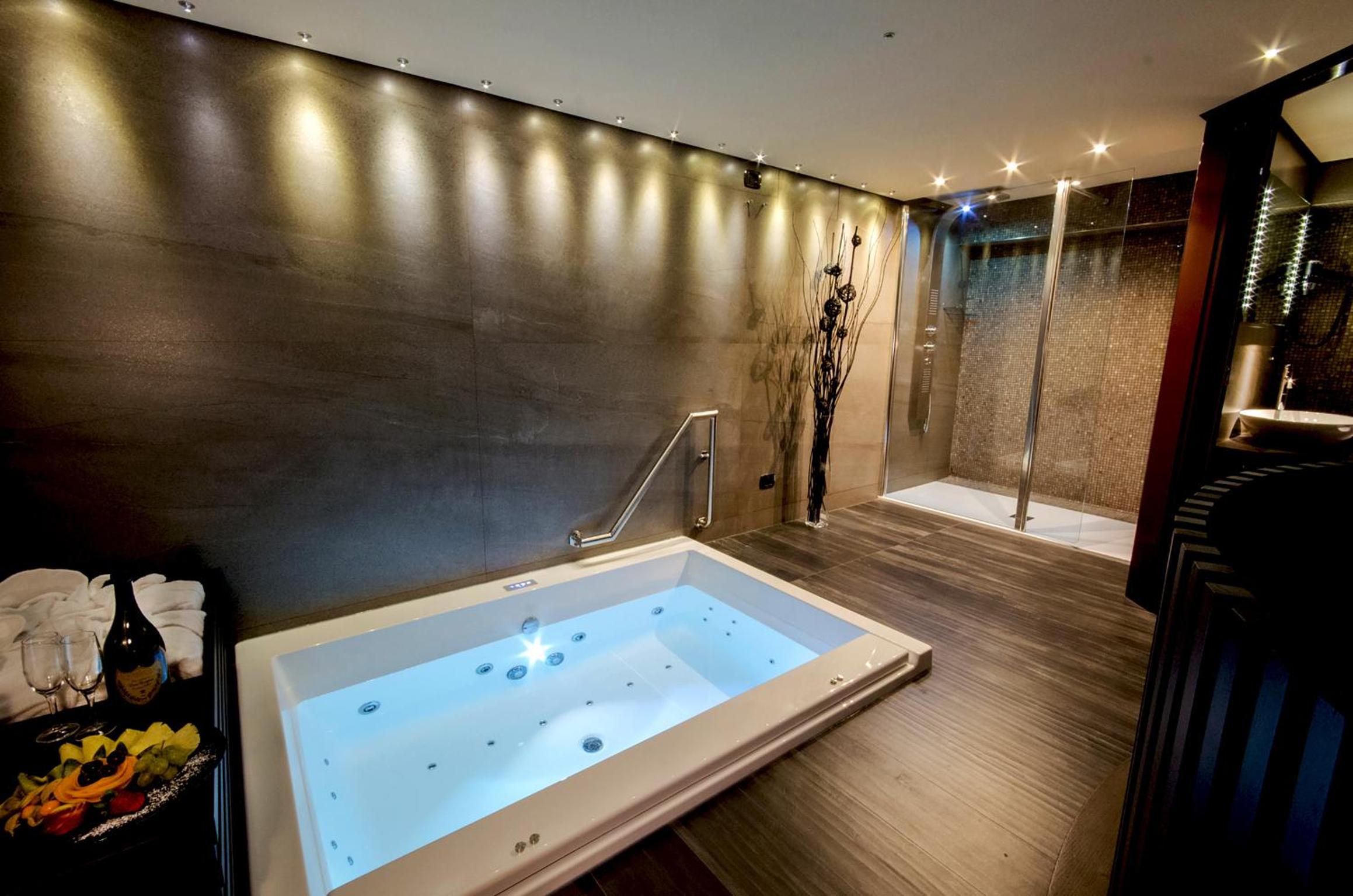 Luxury Suite with Spa Bath - Photo 2