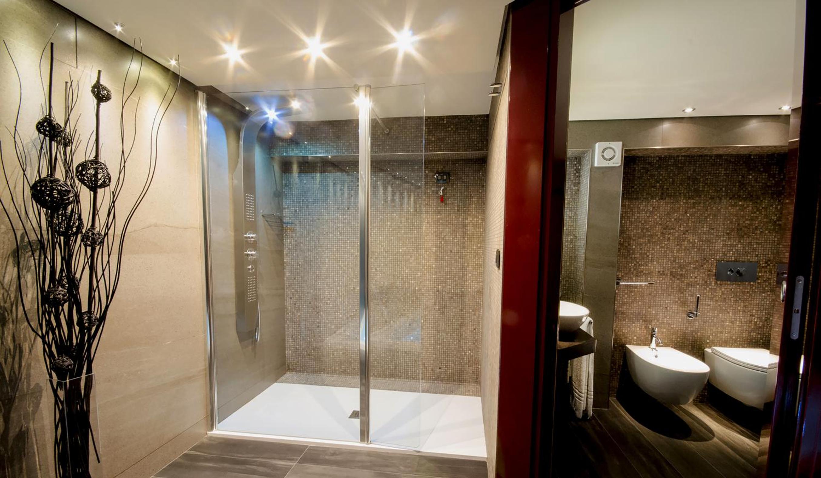 Luxury Suite with Spa Bath - Photo 5