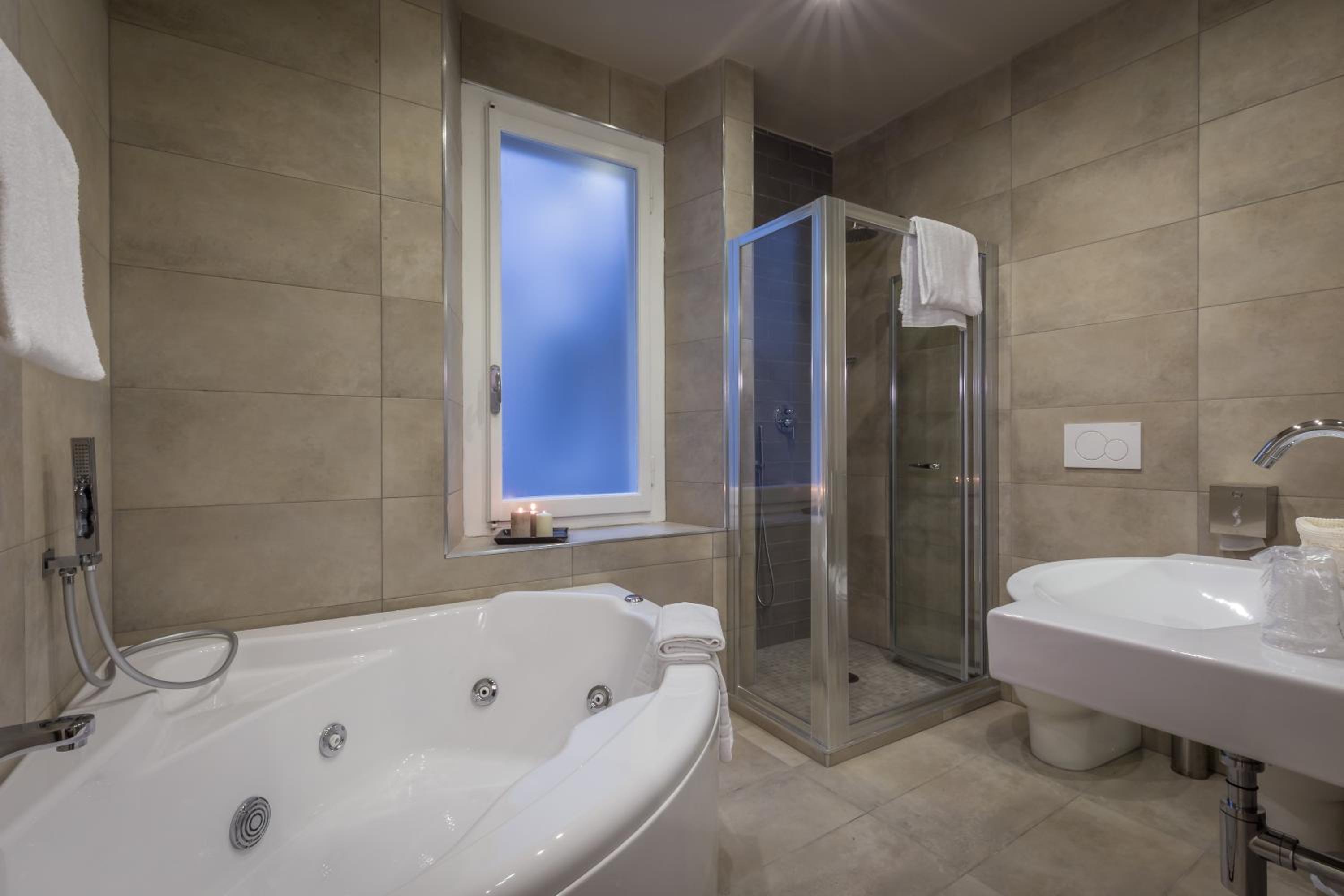 Superior Double Room with Spa Bath photo 3