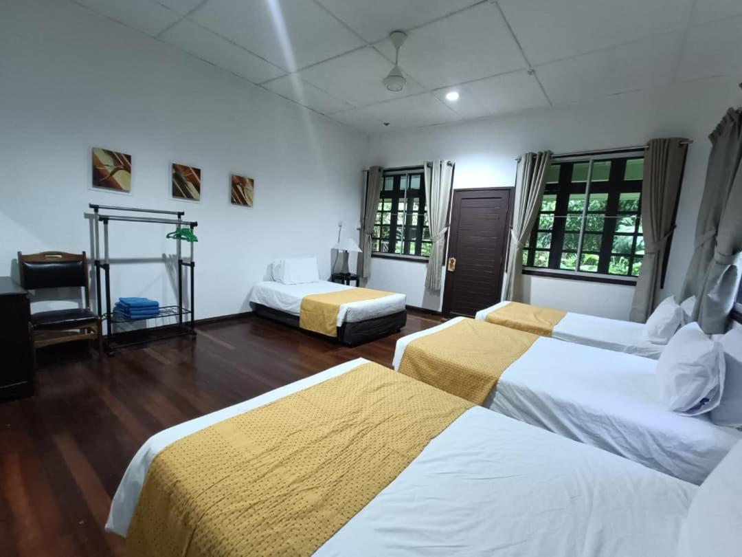 Quadruple Room with Private Bathroom photo 3