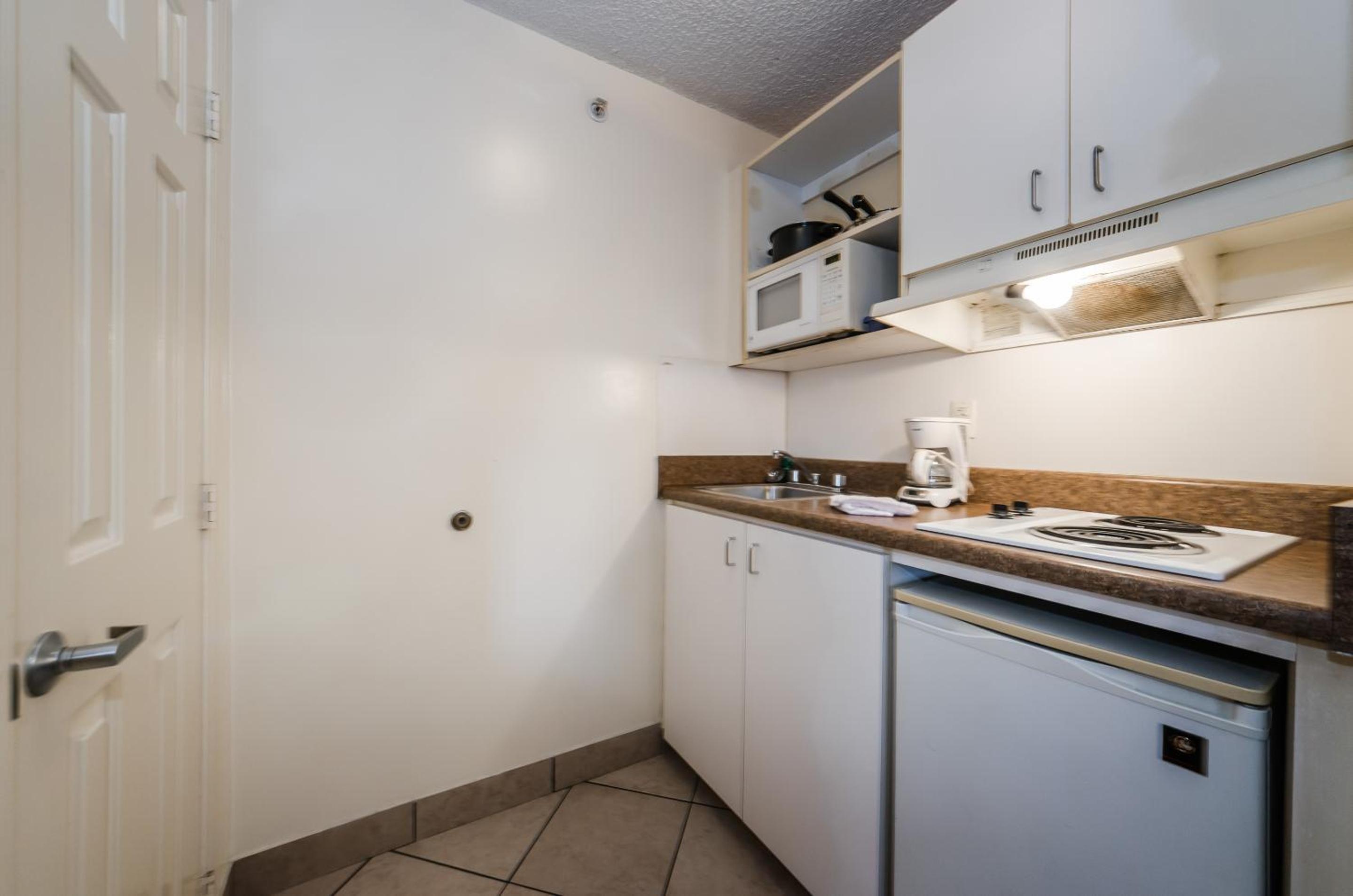 Standard Queen Non-Smoking, Kitchenette photo 2