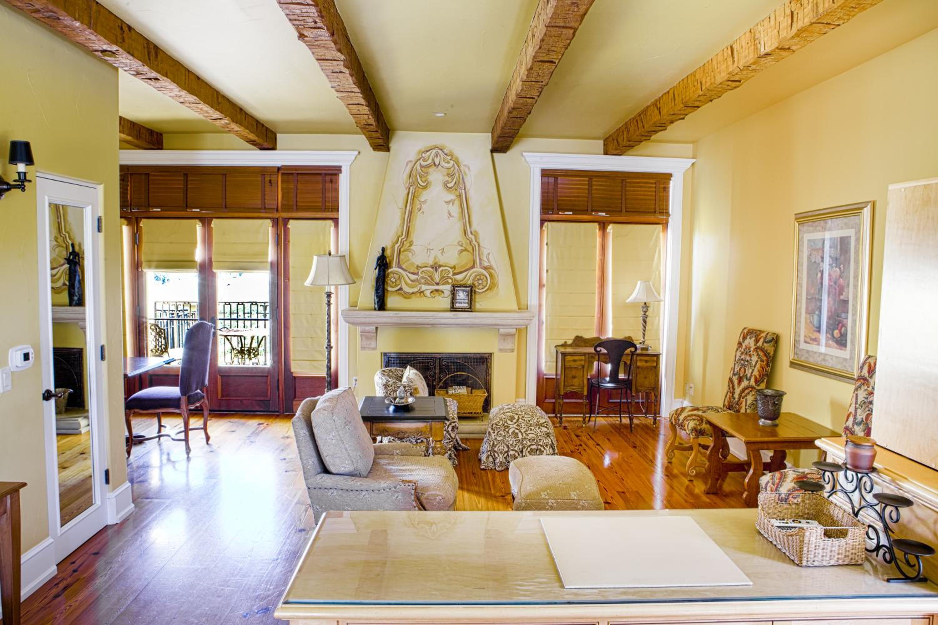 Deluxe Queen Suite
