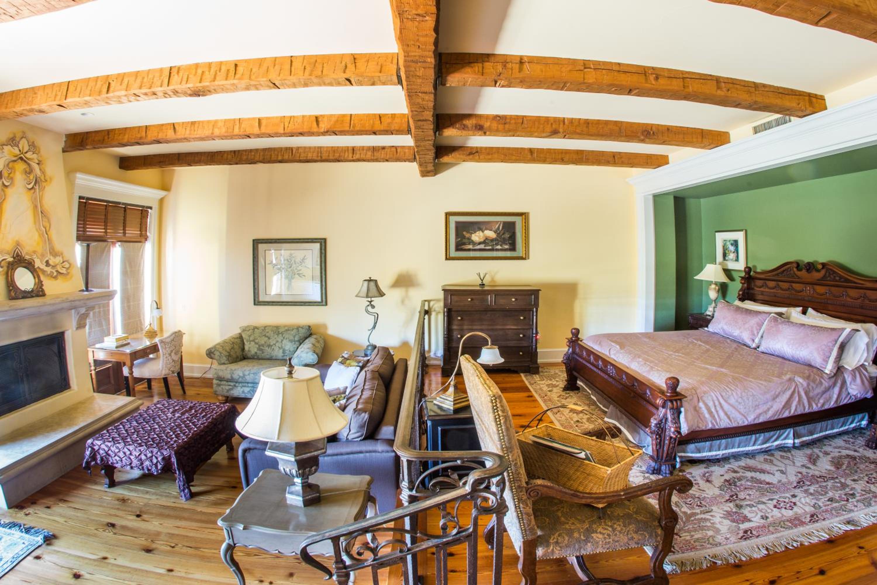 Deluxe King Suite photo 2