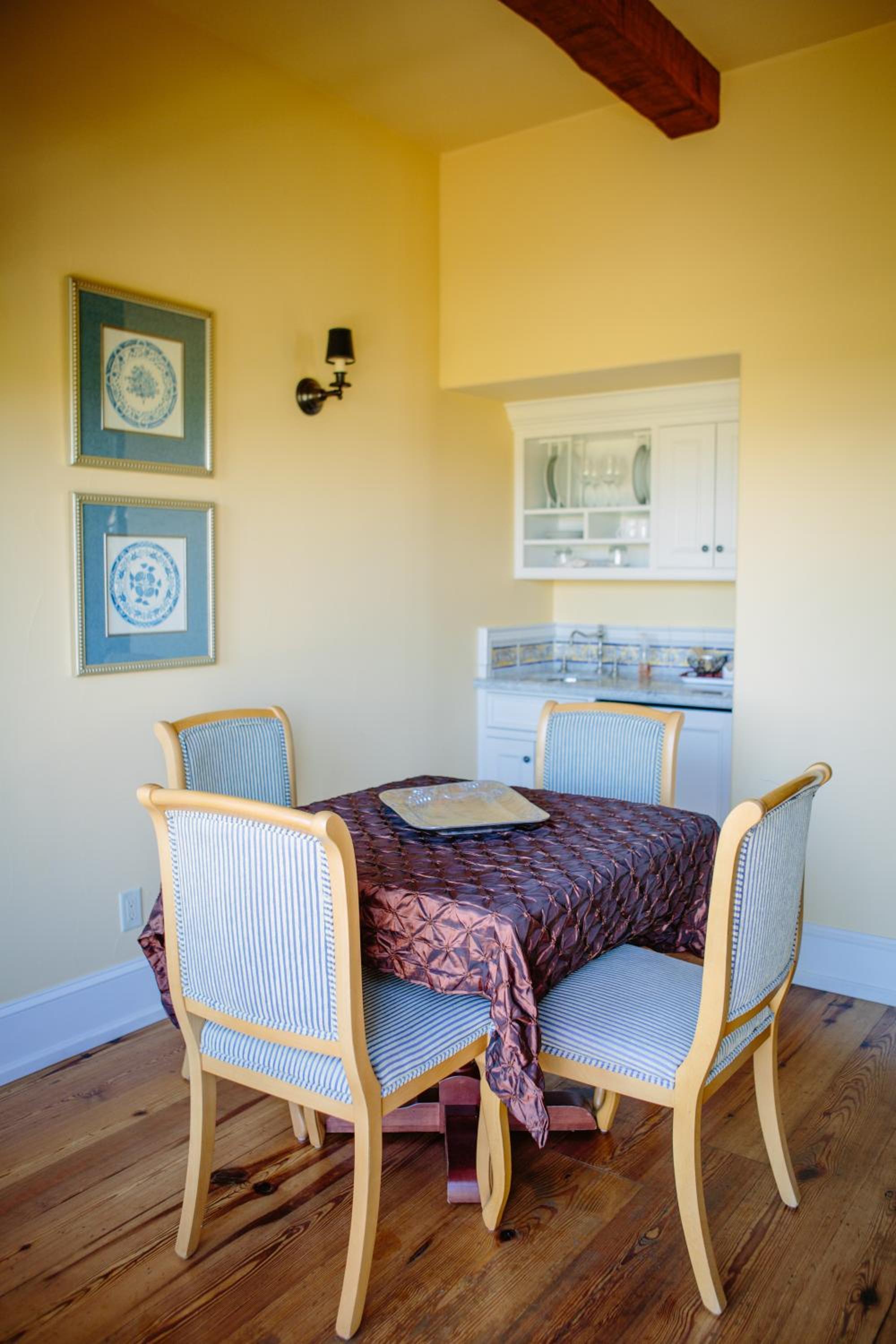 Deluxe Queen Suite photo 2