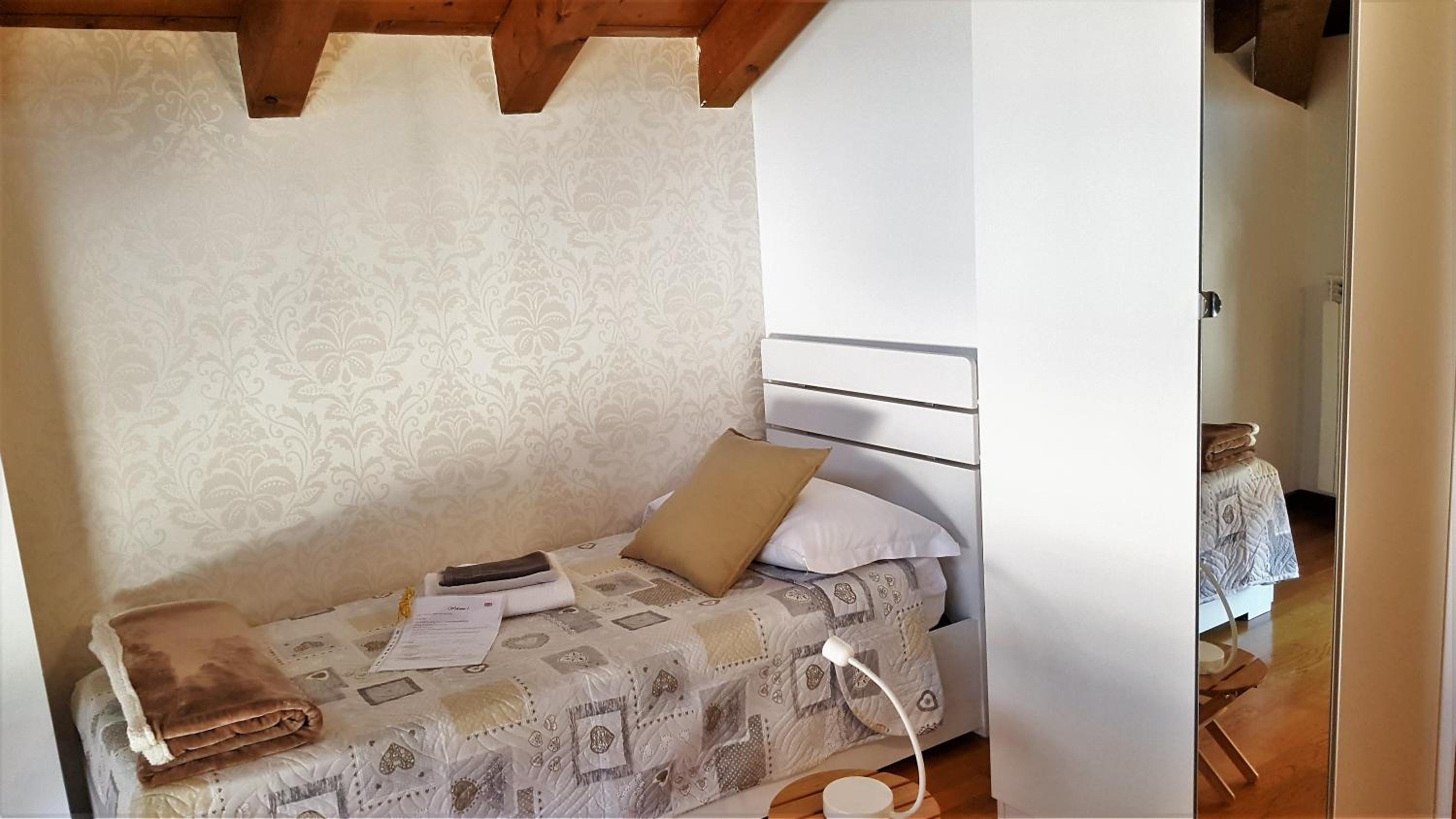 Single Room with Shared Bathroom photo 3