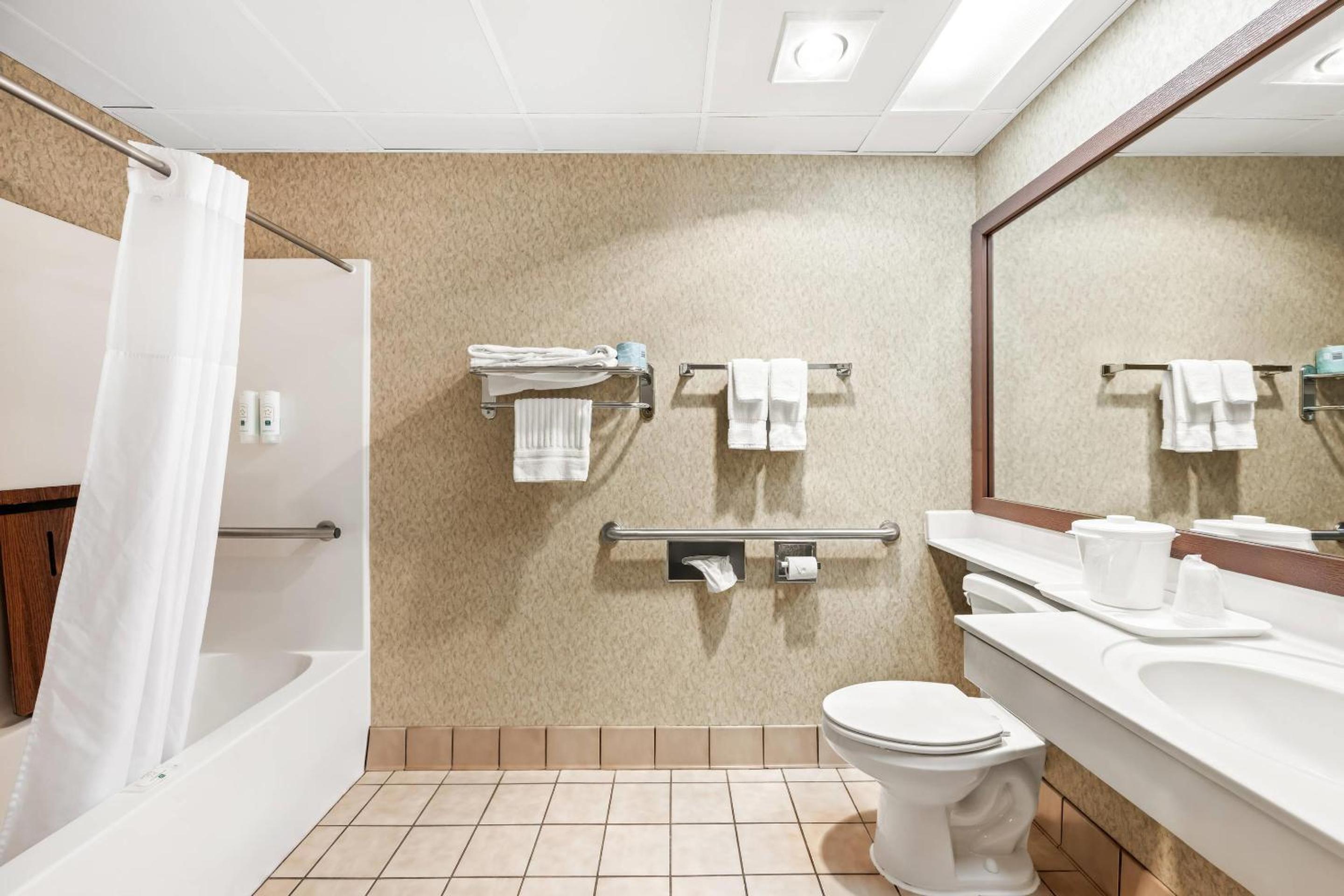 Queen Suite with Two Queen Beds - Non-Smoking photo 2