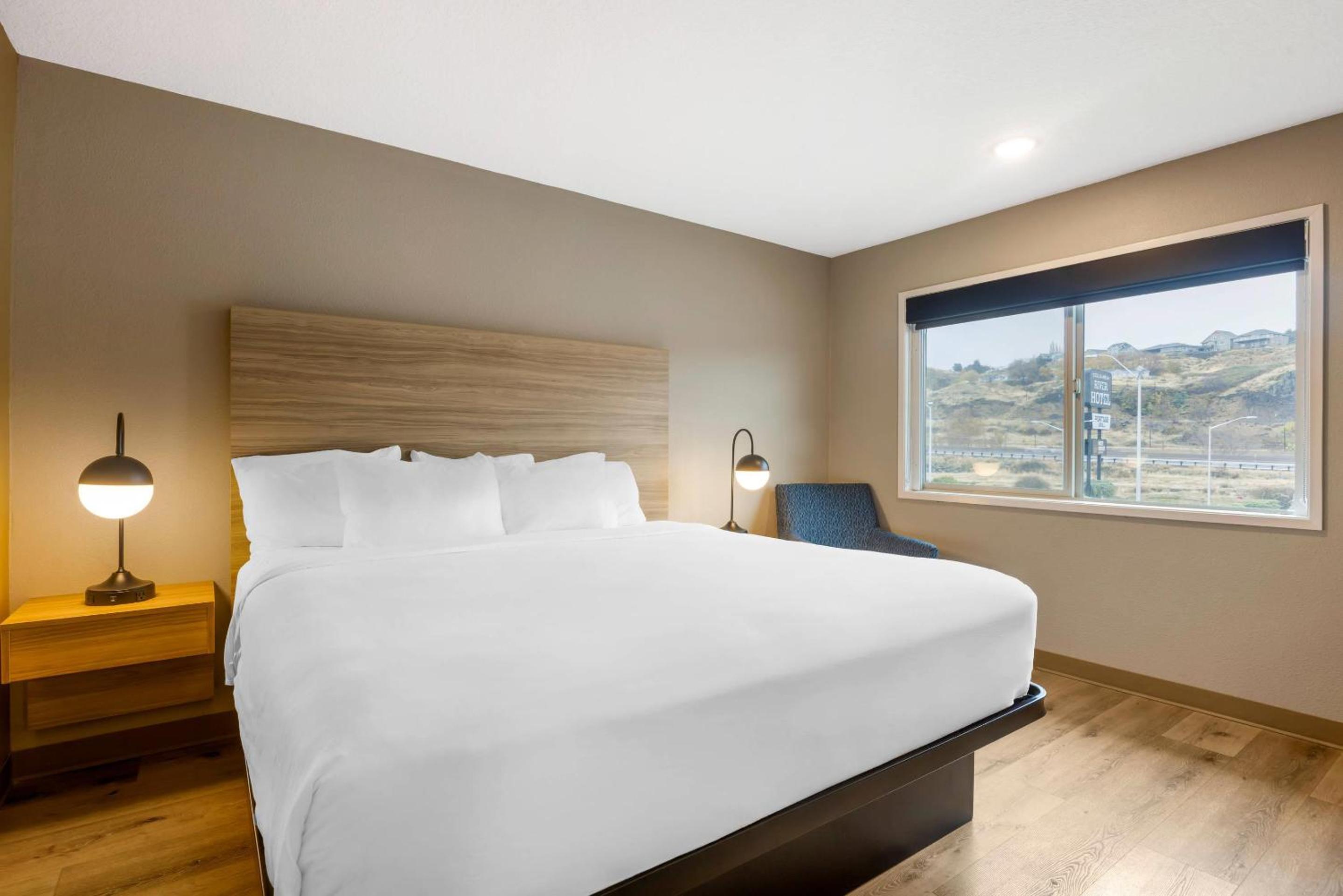 King Room - Non Smoking - Photo 1