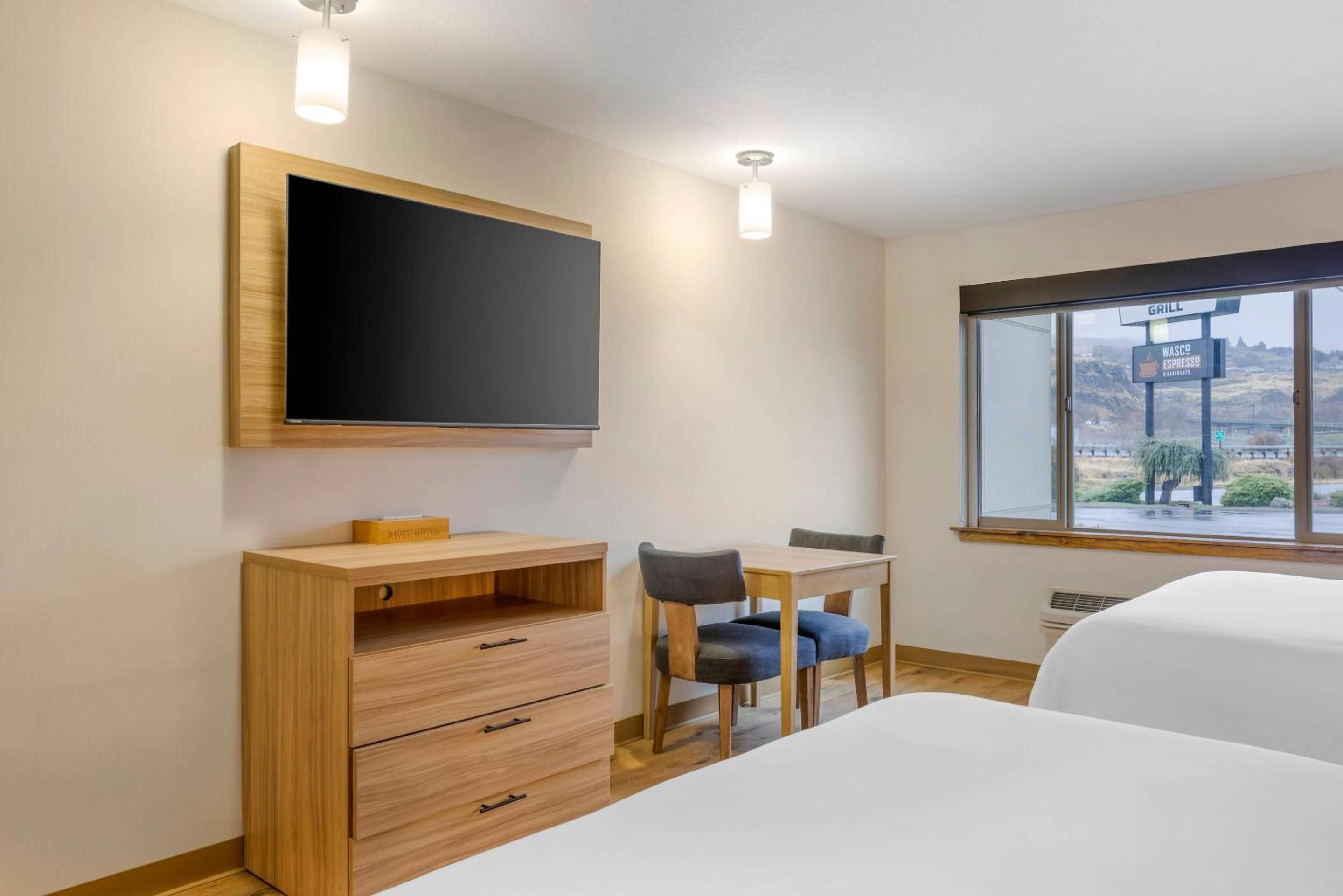 Efficiency Suite 2 Queen Bed, No View/Roll In Shower/Disability Access - Non Smoking - Photo 3