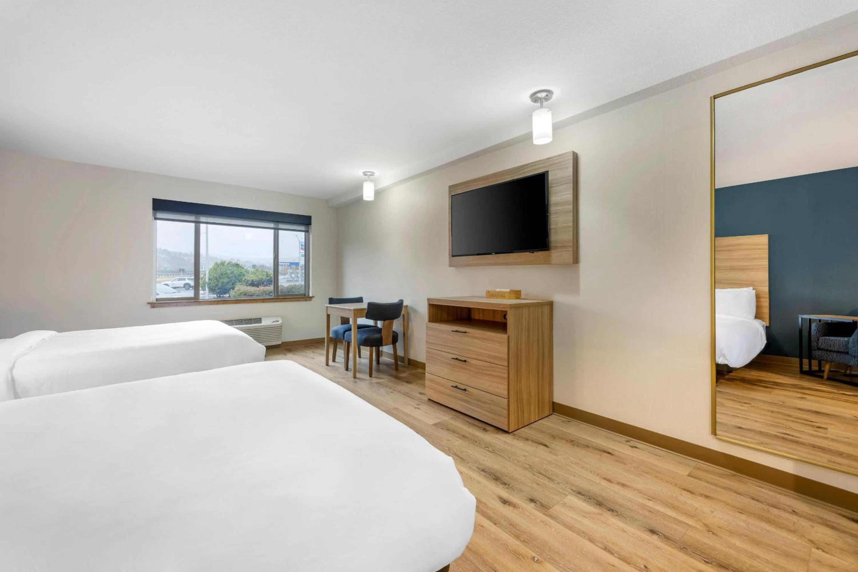 Efficiency Suite 2 Queen Bed, No View/Roll In Shower/Disability Access - Non Smoking - Photo 6