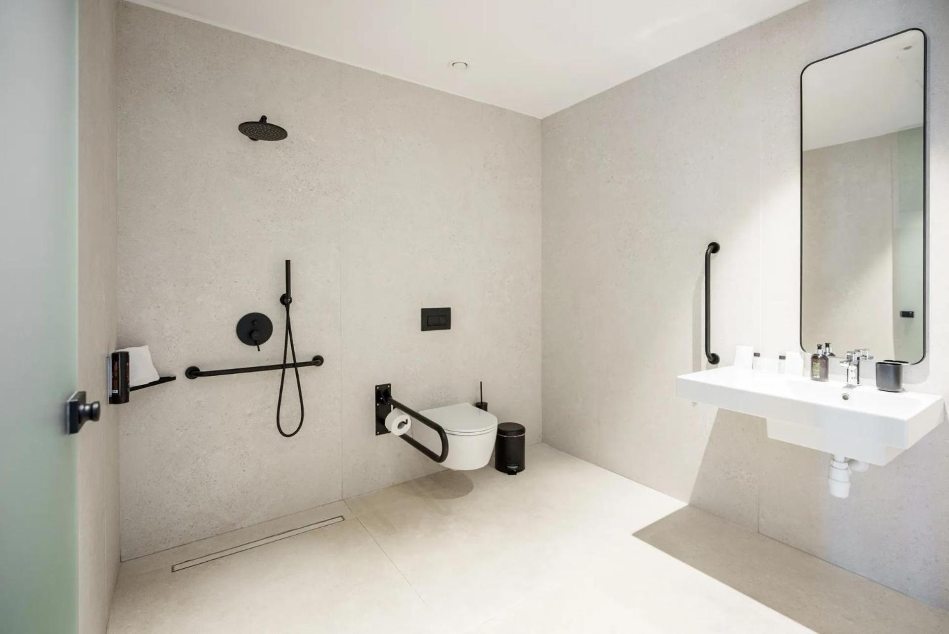 Twin Room - Disability Access - Photo 8