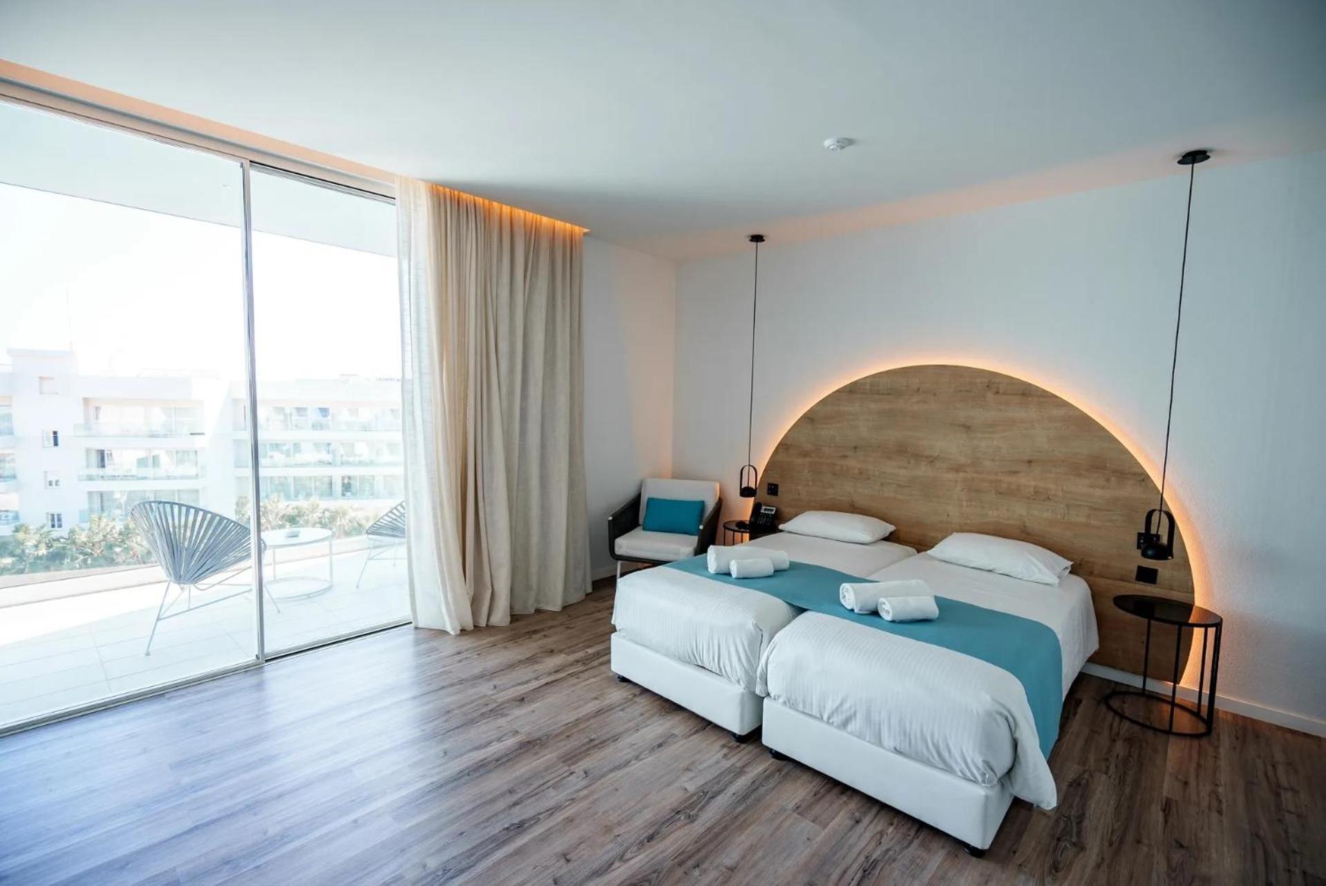 Twin Room - Disability Access - Photo 9