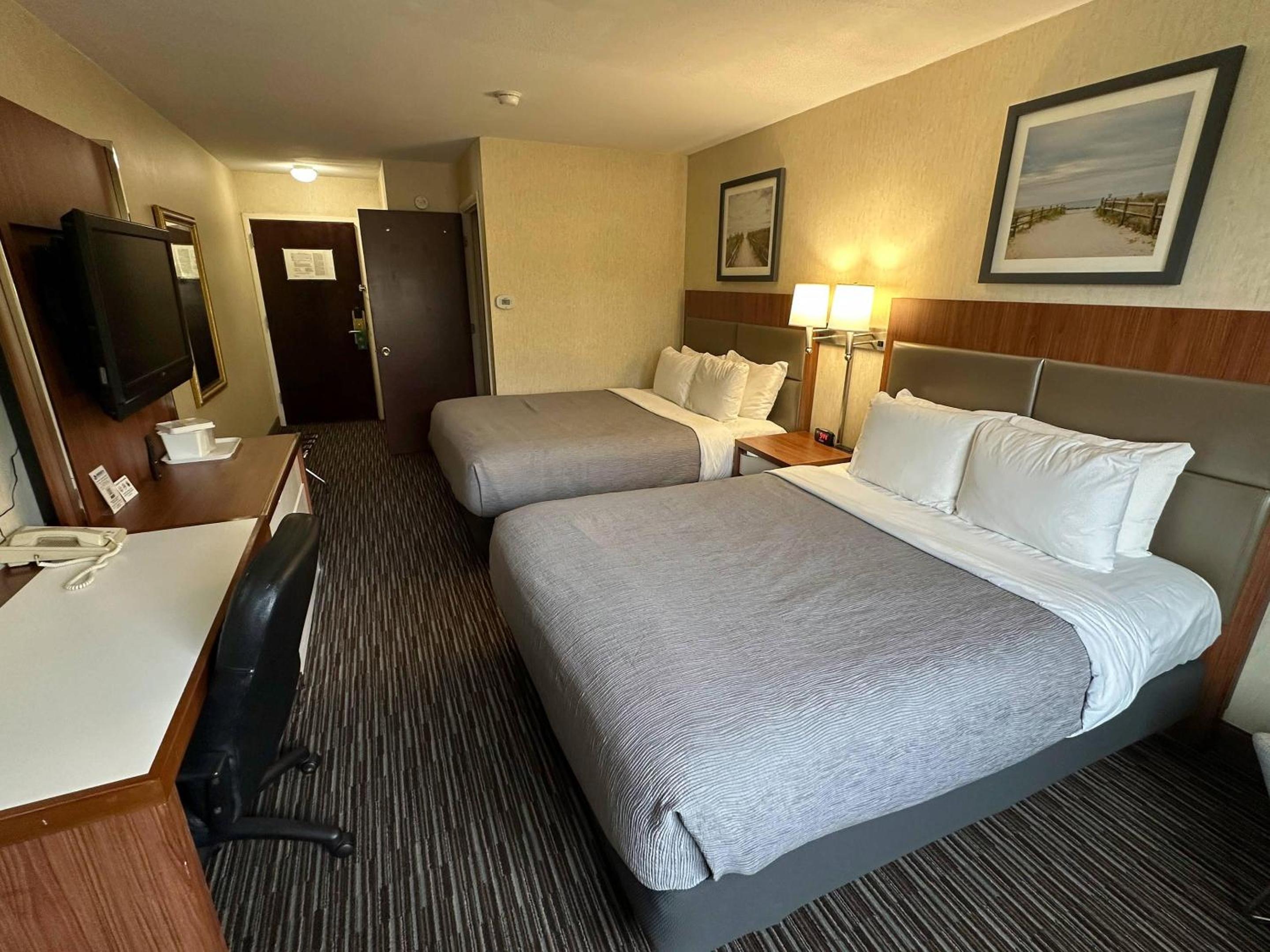 Queen Room with Two Queen Beds - Non-Smoking - Photo 1