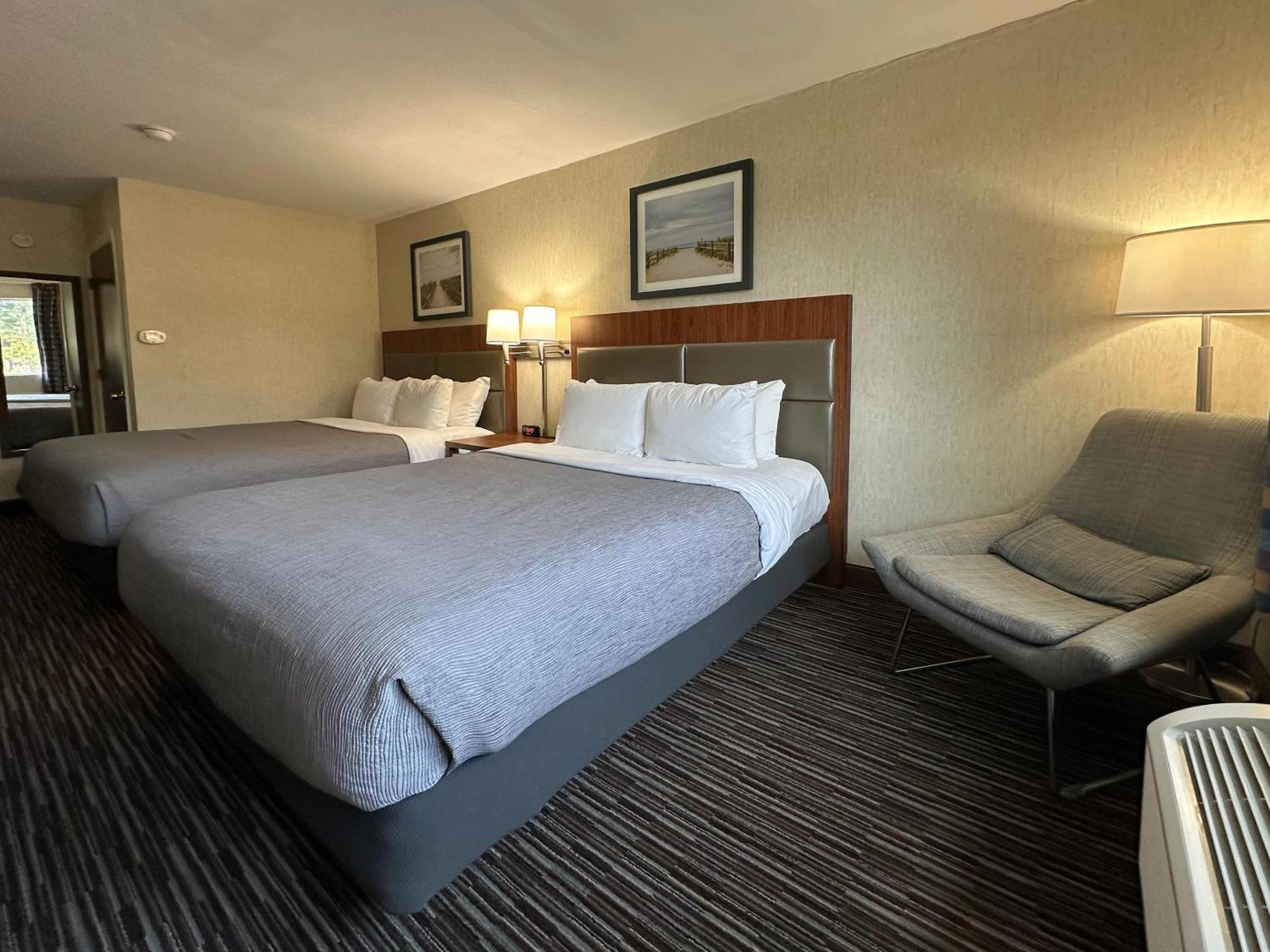 Queen Room with Two Queen Beds - Non-Smoking - Photo 4