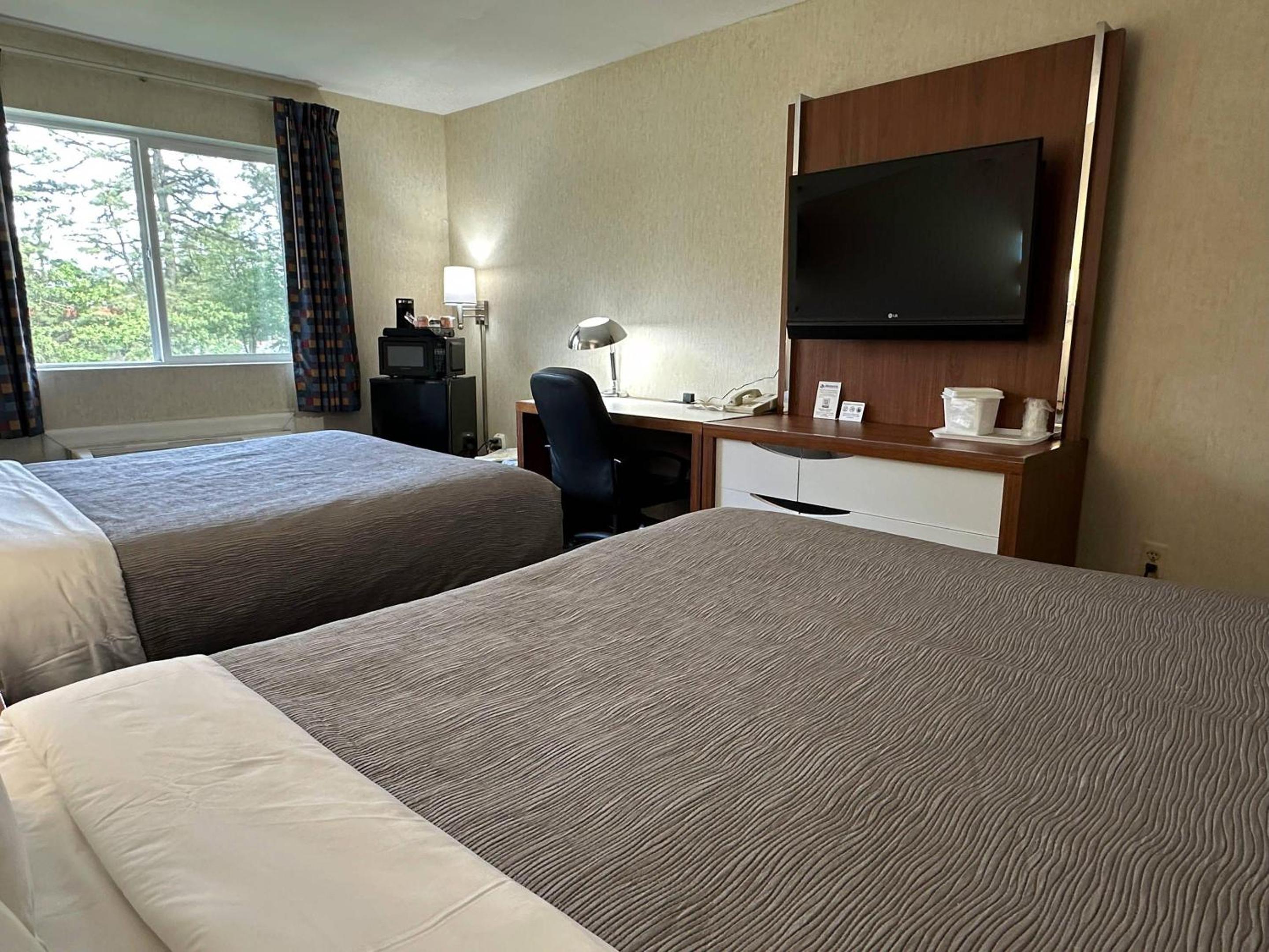 Queen Room with Two Queen Beds - Non-Smoking - Photo 2