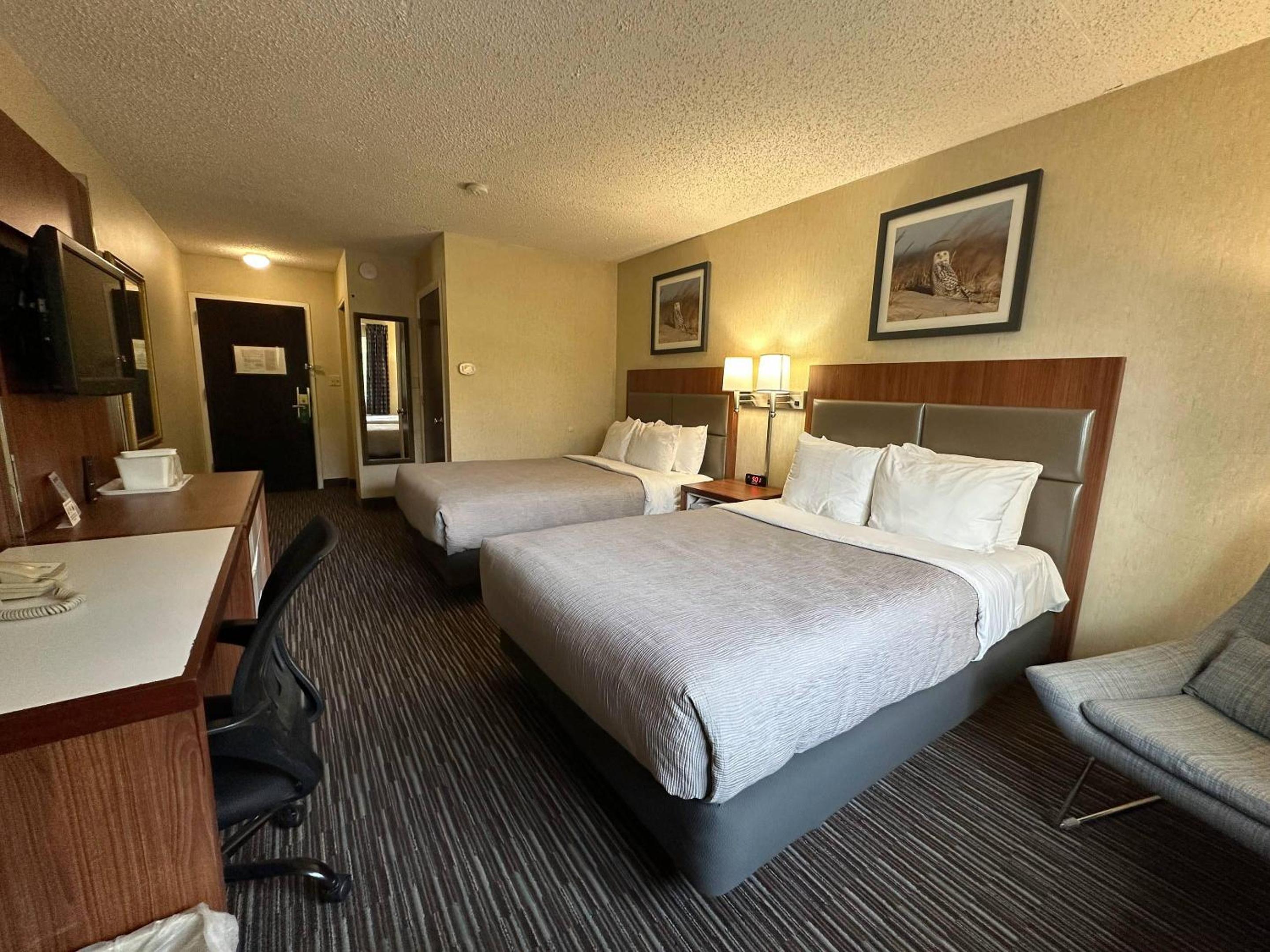 Queen Room with Two Queen Beds - Non-Smoking - Photo 3