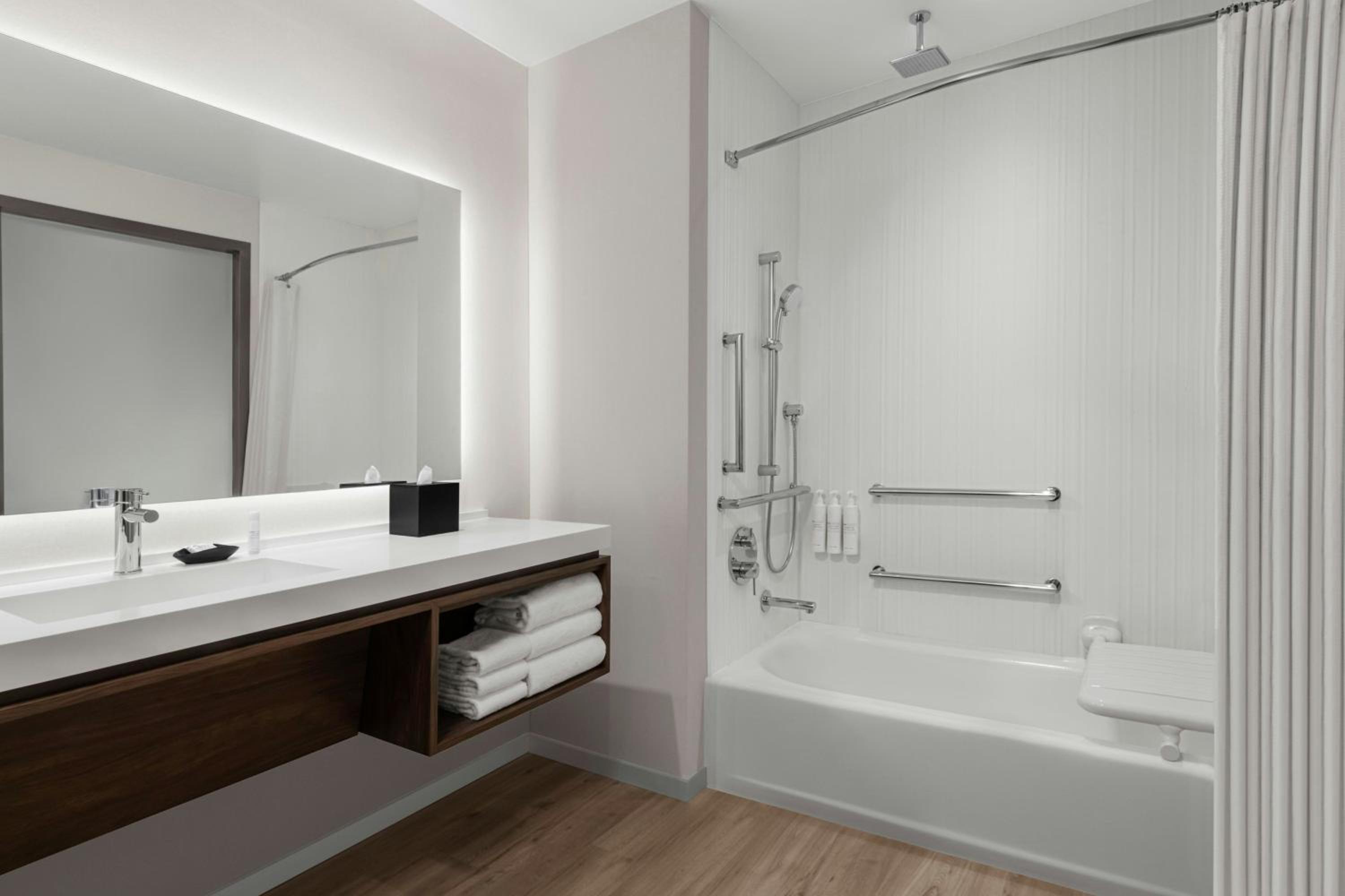 Premium Guest Room with One King Bed and View - Hearing Accessible - Photo 7