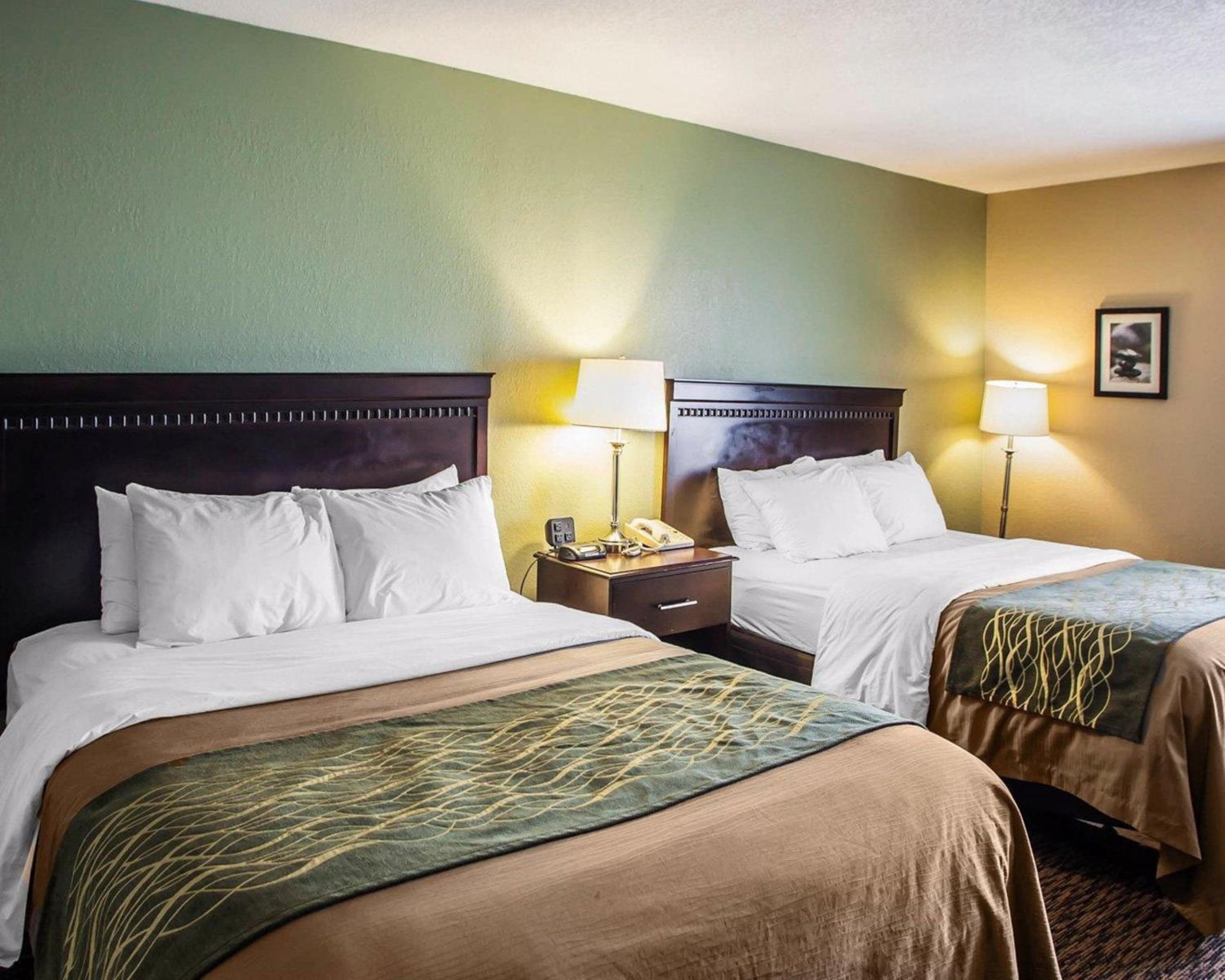 Queen Room with Two Queen Beds - Non-Smoking - Photo 4