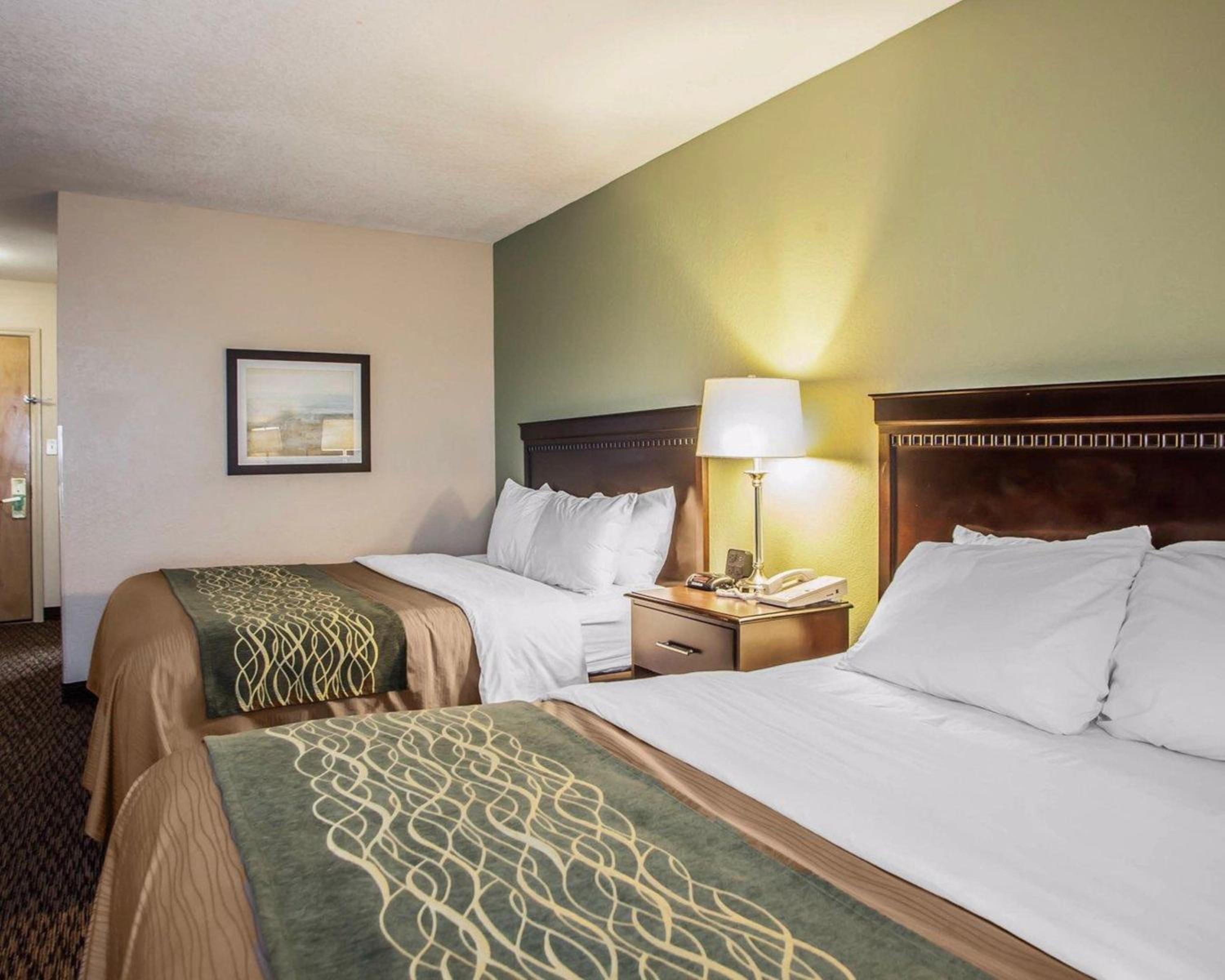 Queen Room with Two Queen Beds - Non-Smoking - Photo 2