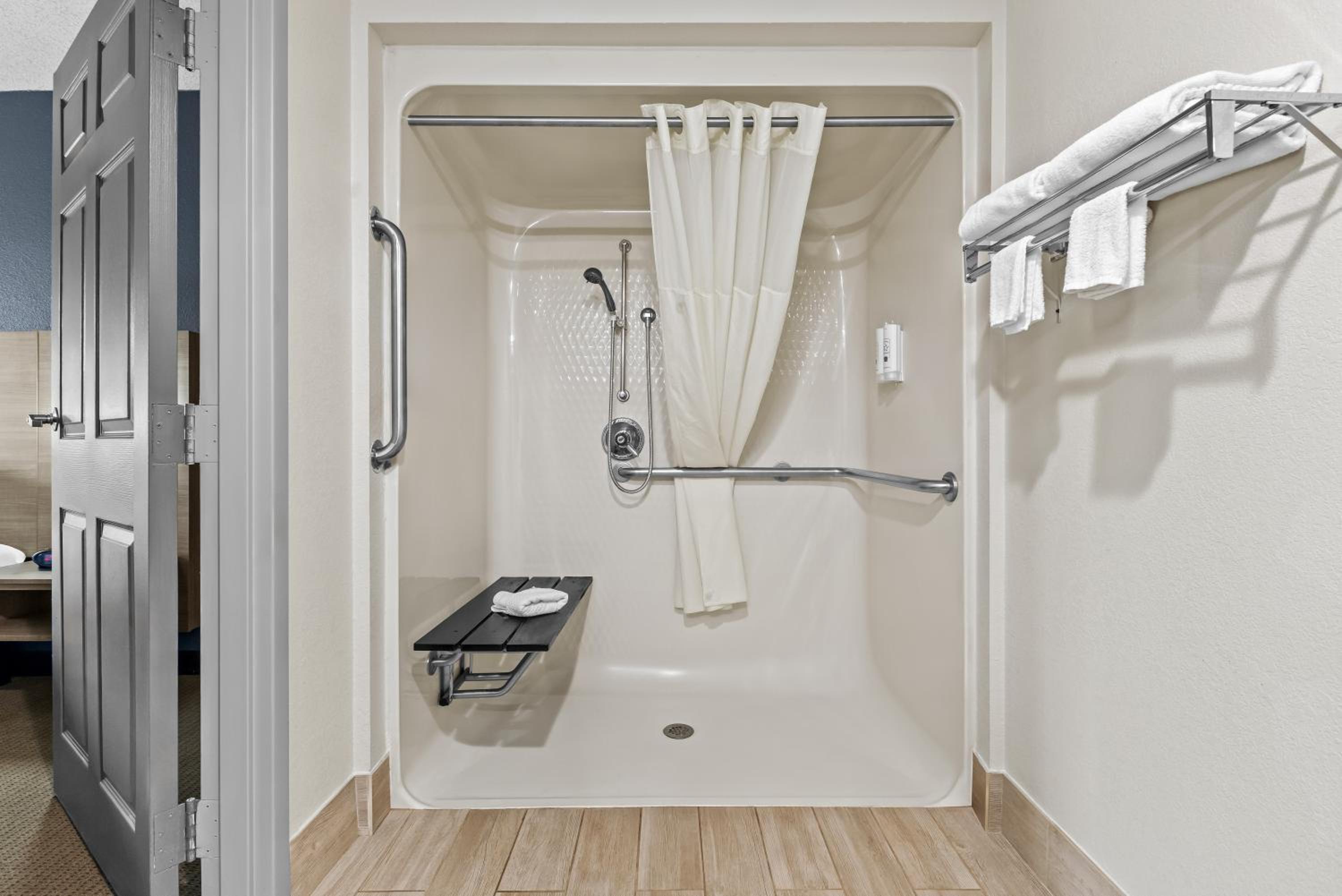 Efficiency Queen Room with Two Queen Beds - Accessible/Smoking - Photo 5
