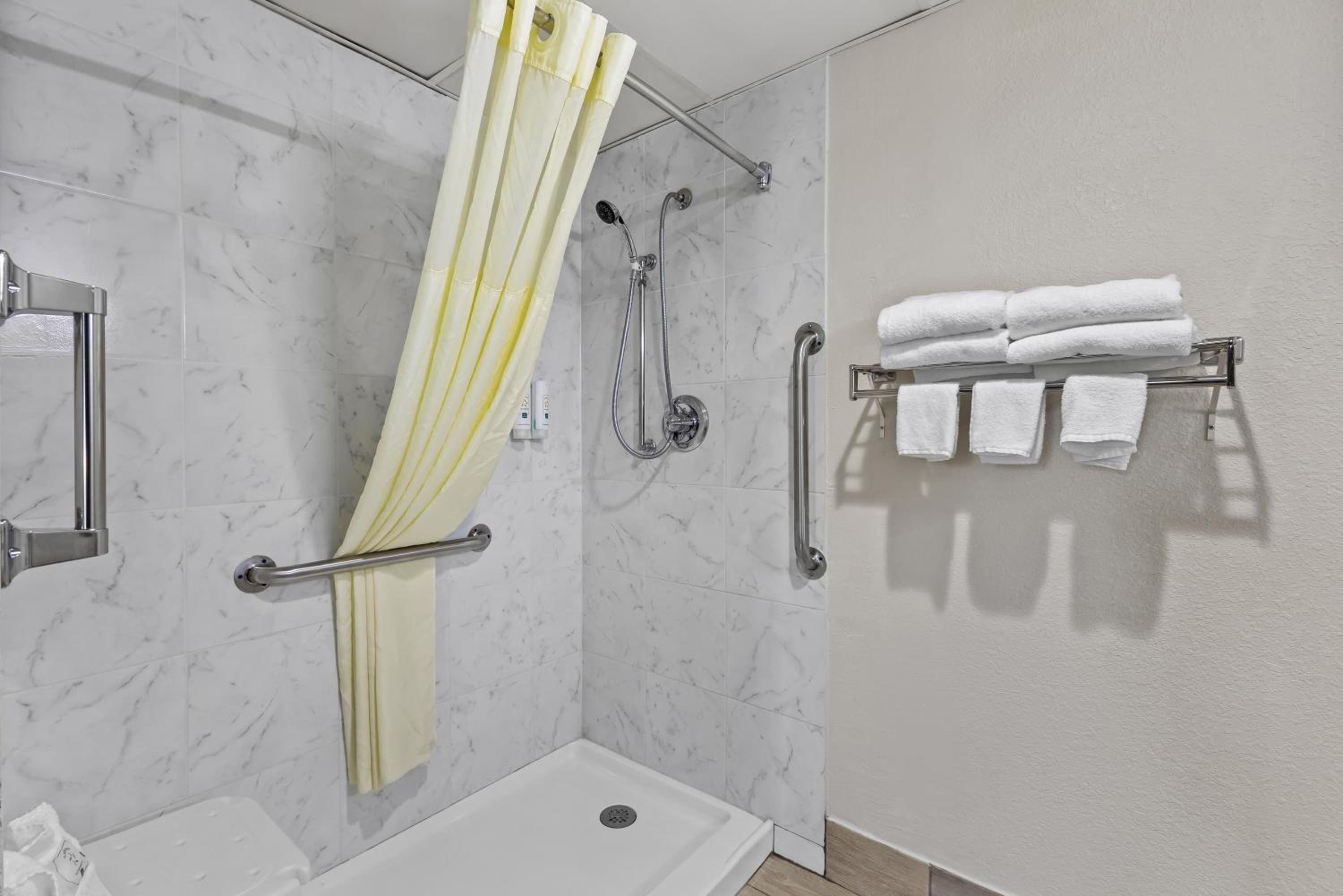 Efficiency Queen Room with Two Queen Beds - Accessible/Smoking - Photo 4