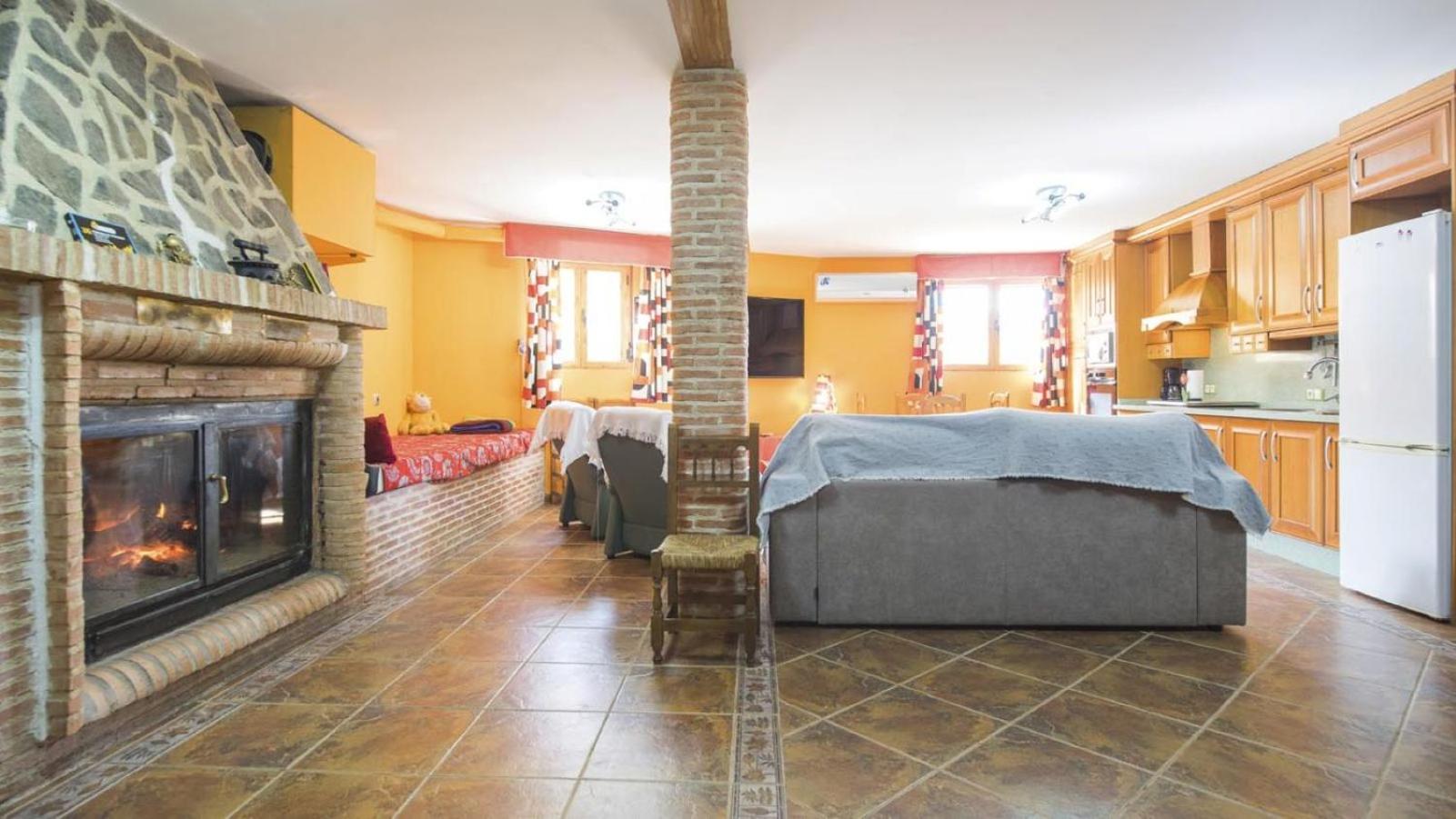Six-Bedroom House photo 3